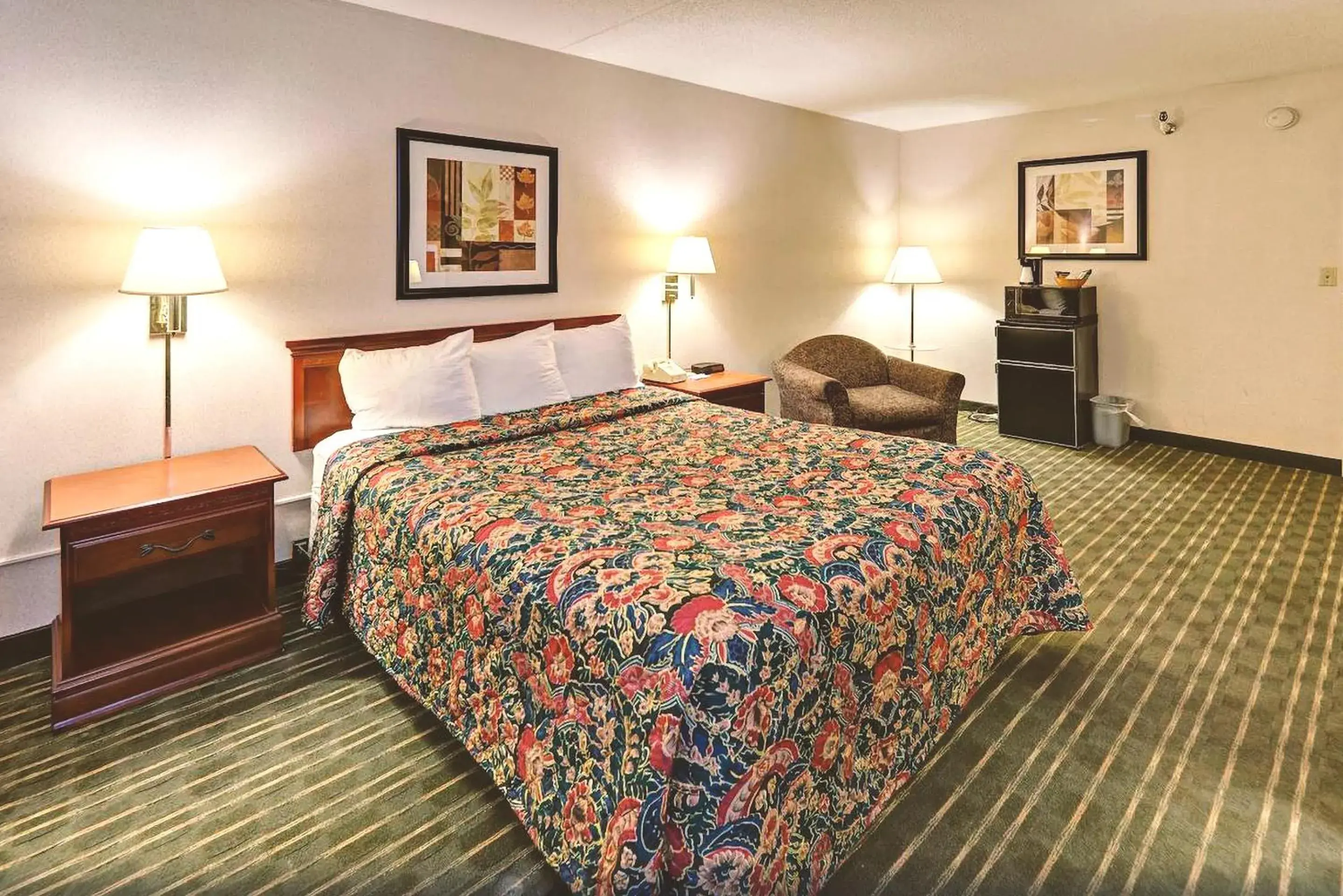 Standard Queen Room in Key Inn Roseville Standard Queen Room in Key Inn Roseville