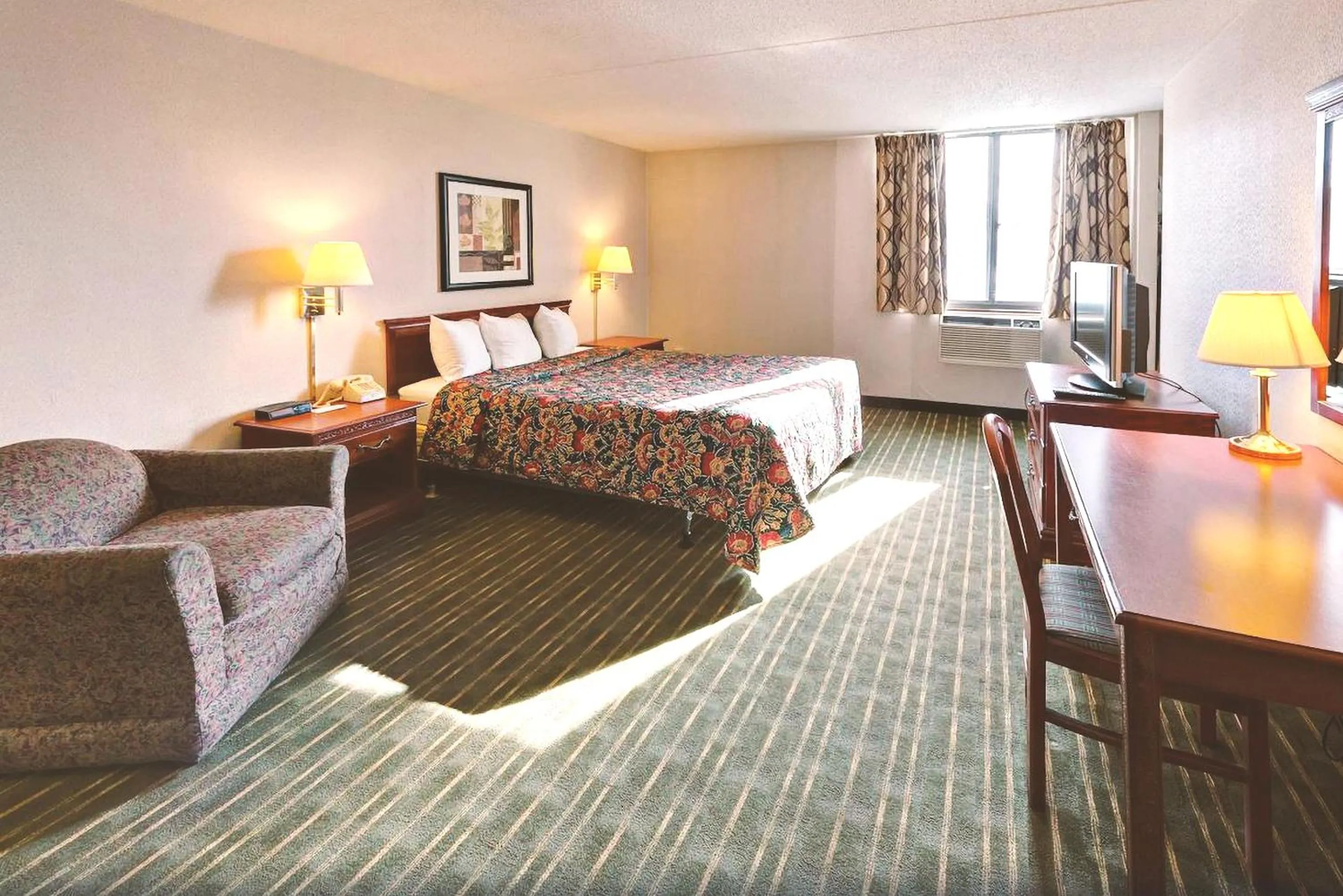 Deluxe Queen Room in Key Inn Roseville