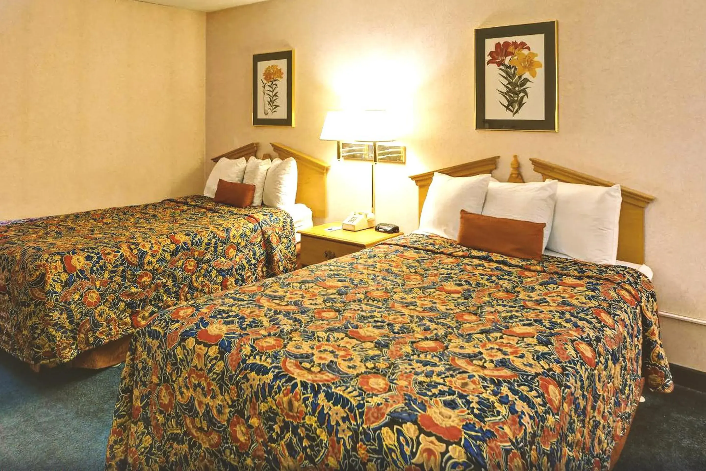 Deluxe Double Room with Two Double Beds in Key Inn Roseville Deluxe Double Room with Two Double Beds in Key Inn Roseville