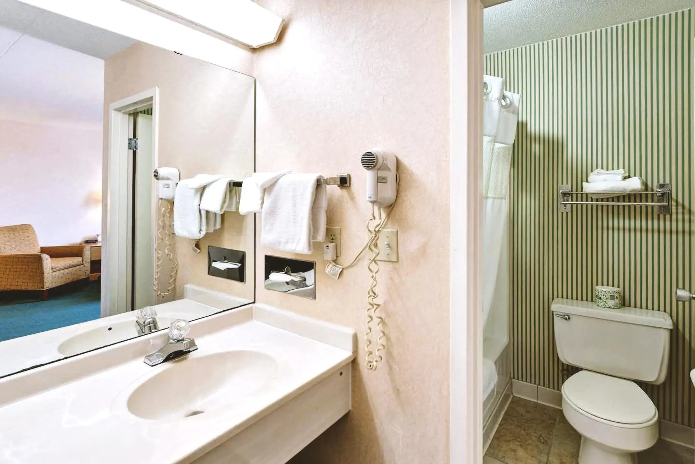 Superior King Room in Key Inn Roseville Superior King Room in Key Inn Roseville