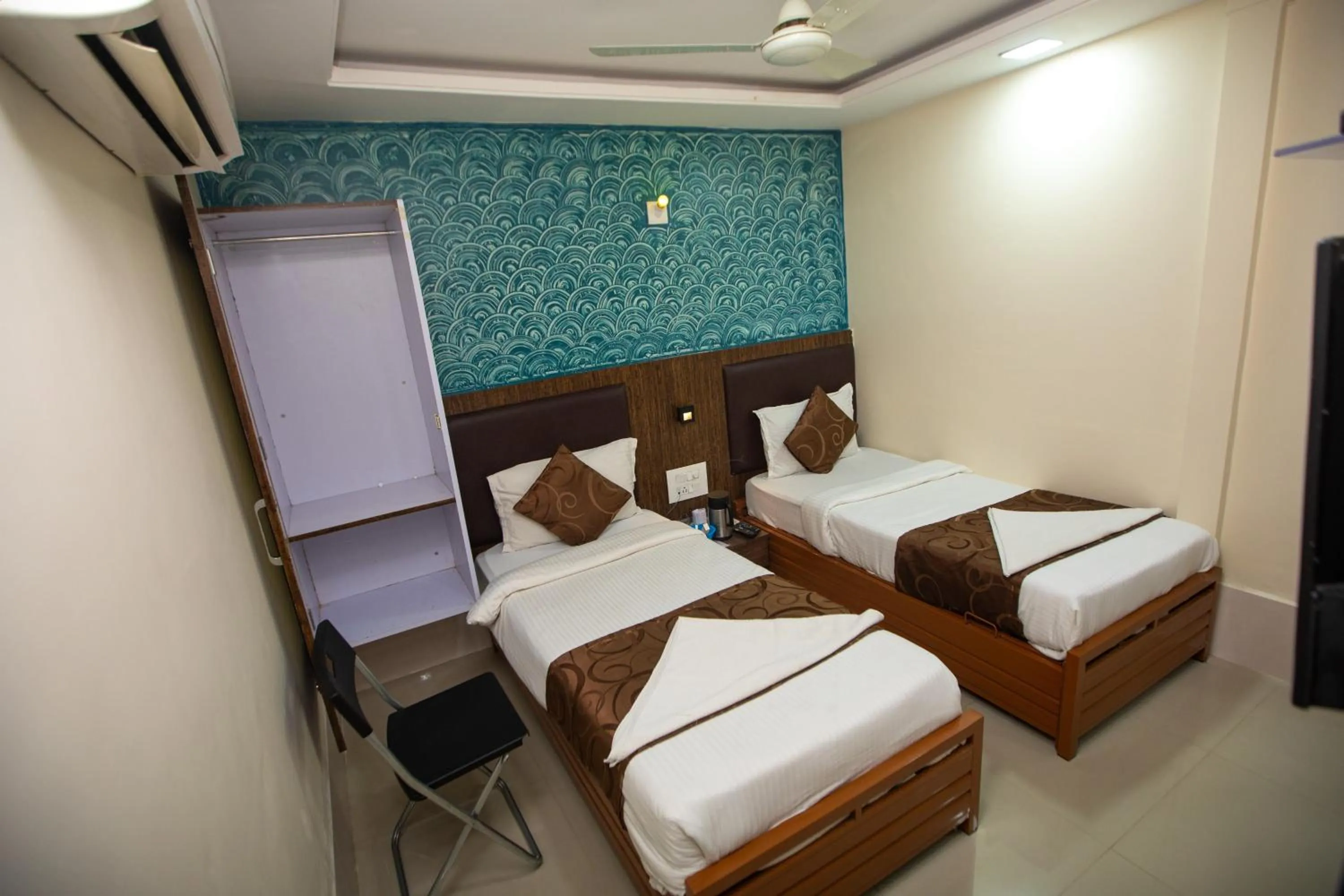 Bed in Hotel J D Residency