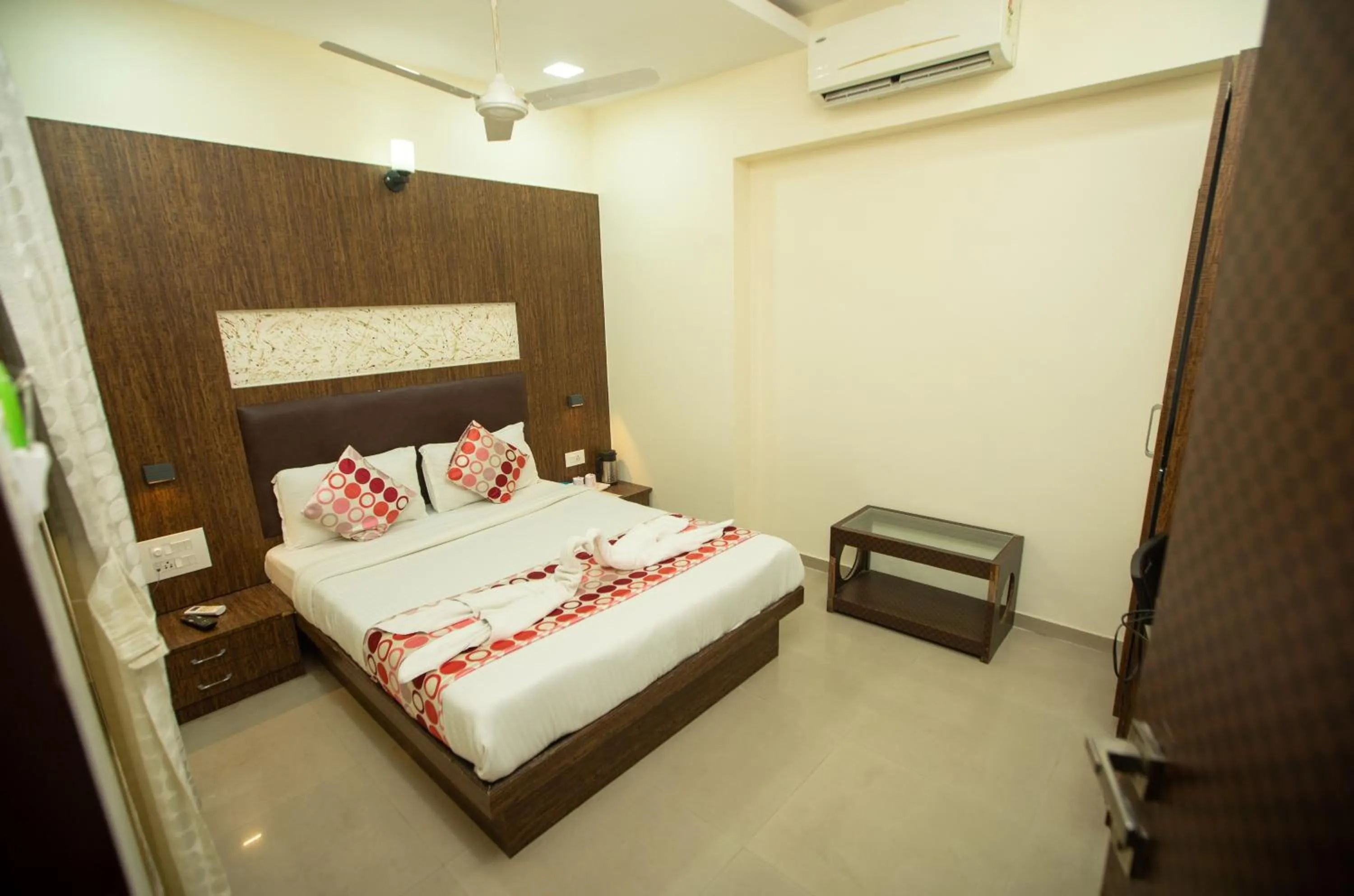 Bed in Hotel J D Residency