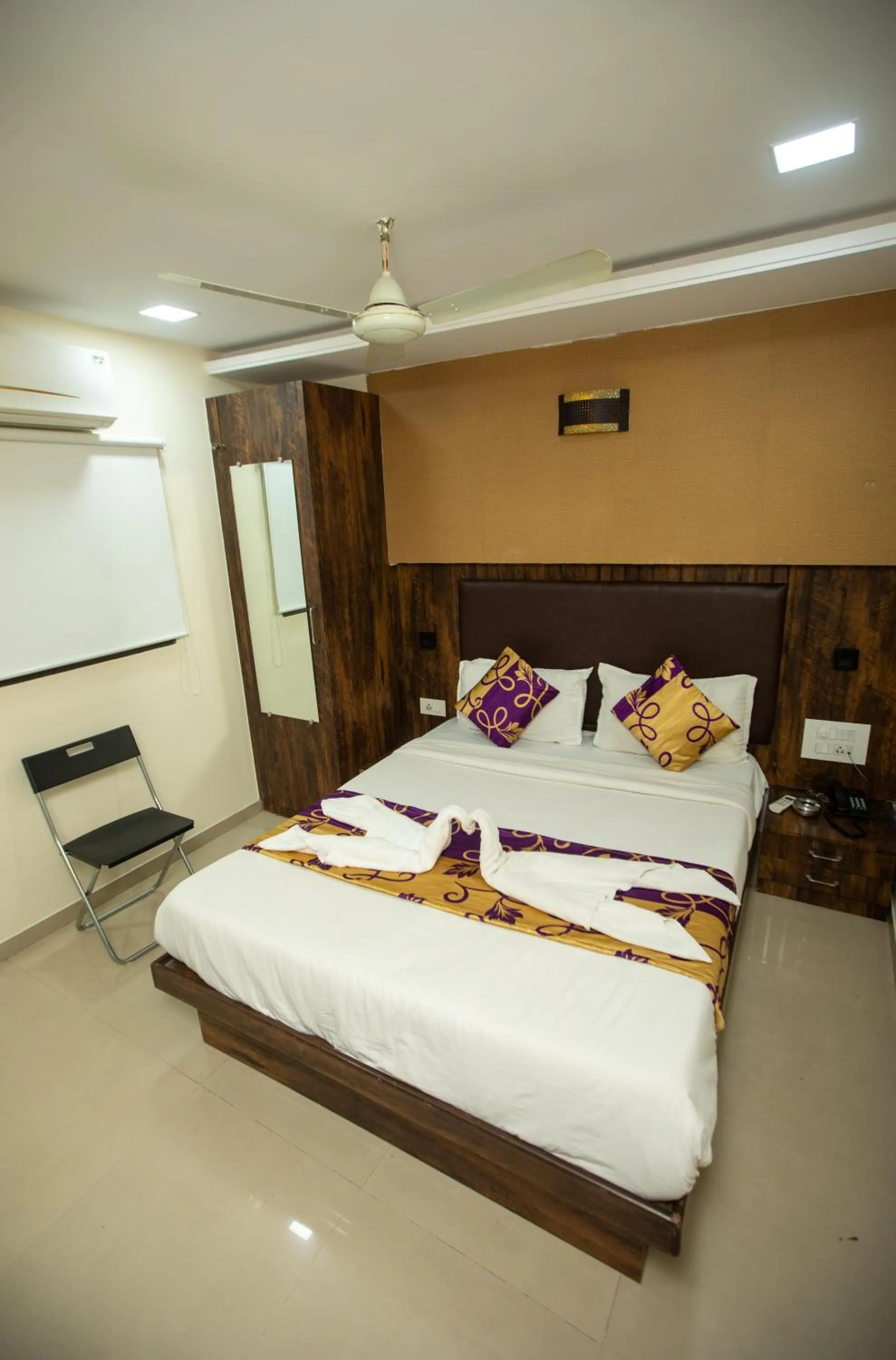 Bed in Hotel J D Residency