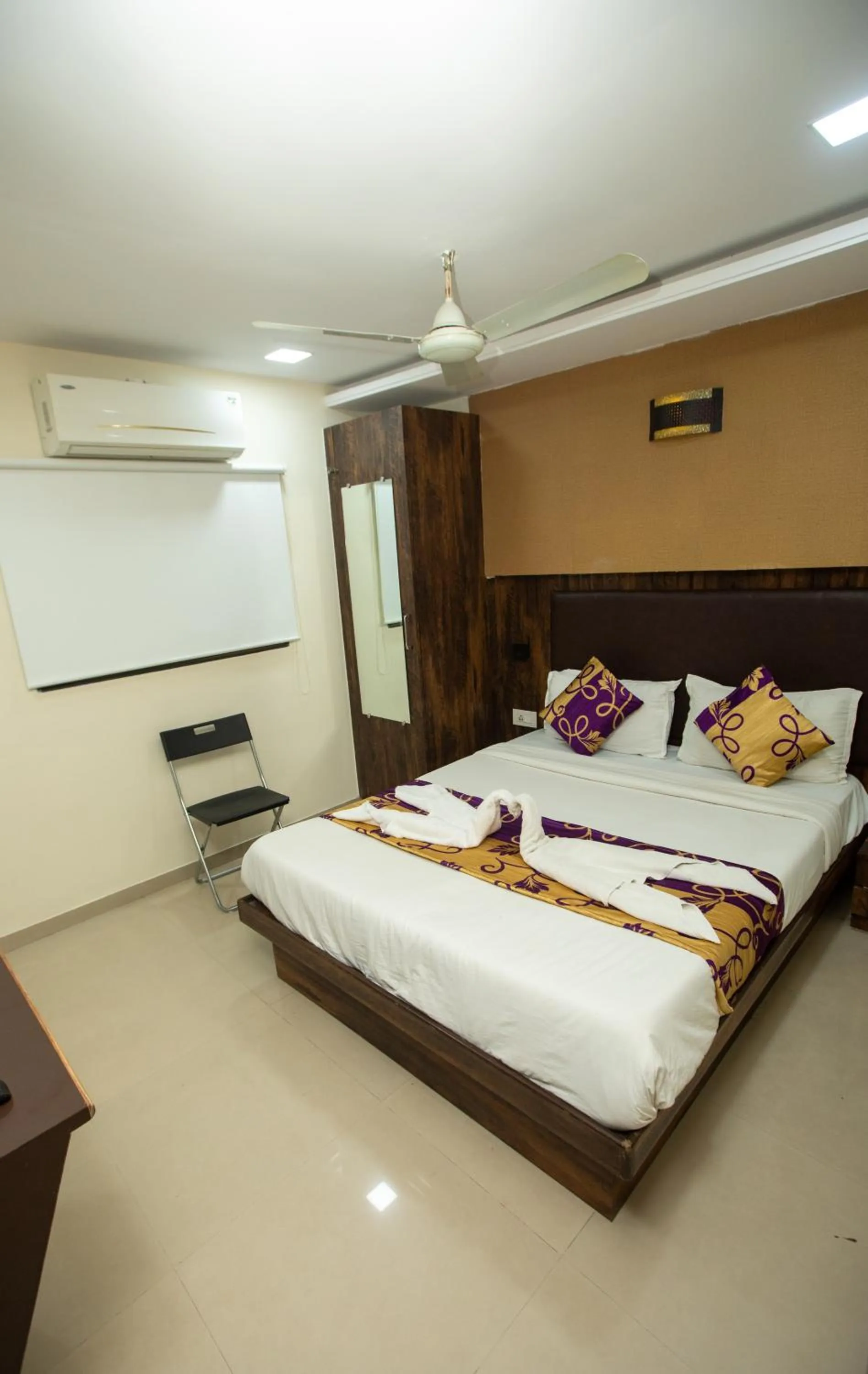 Bed in Hotel J D Residency