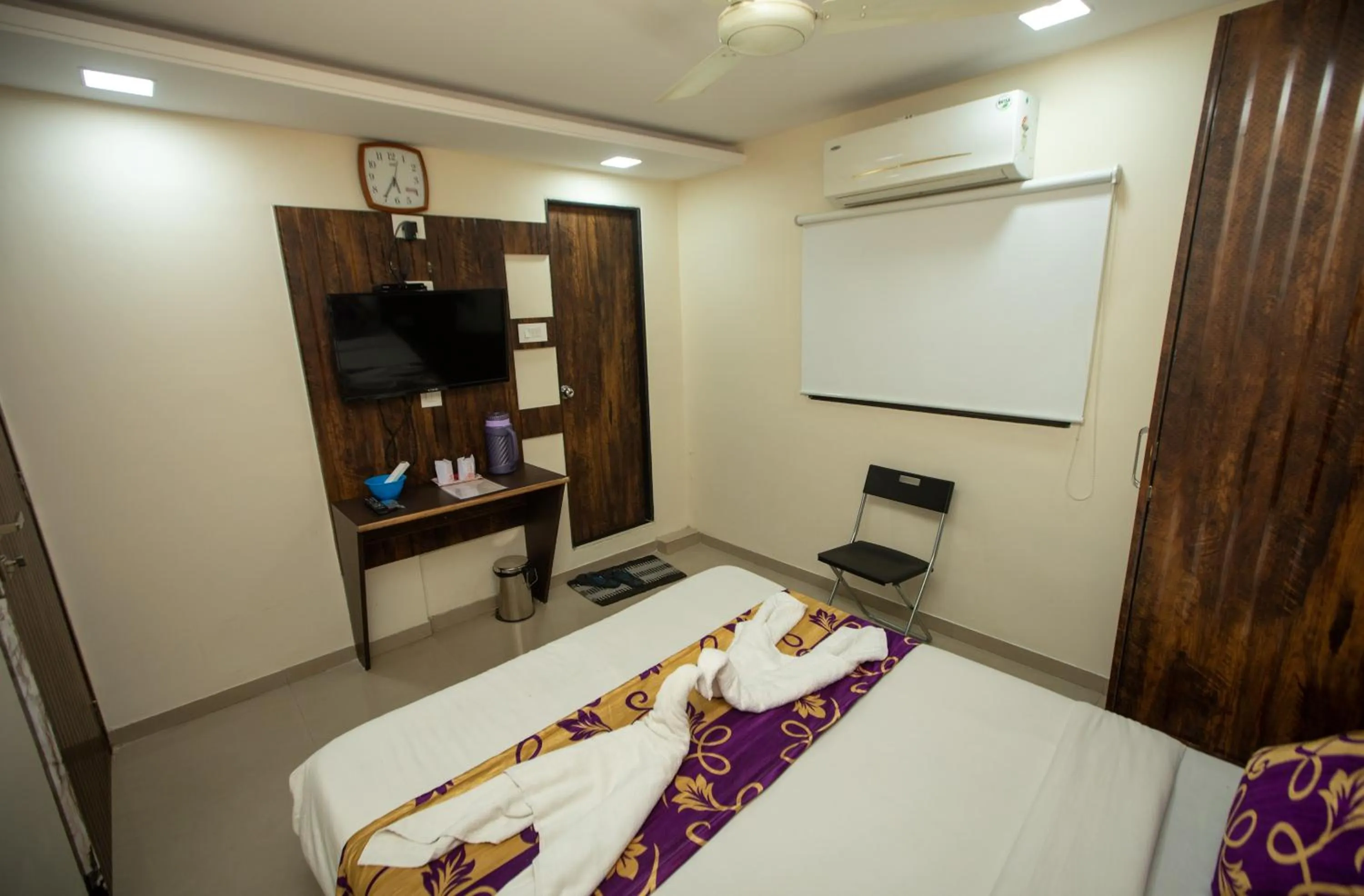 Bed in Hotel J D Residency
