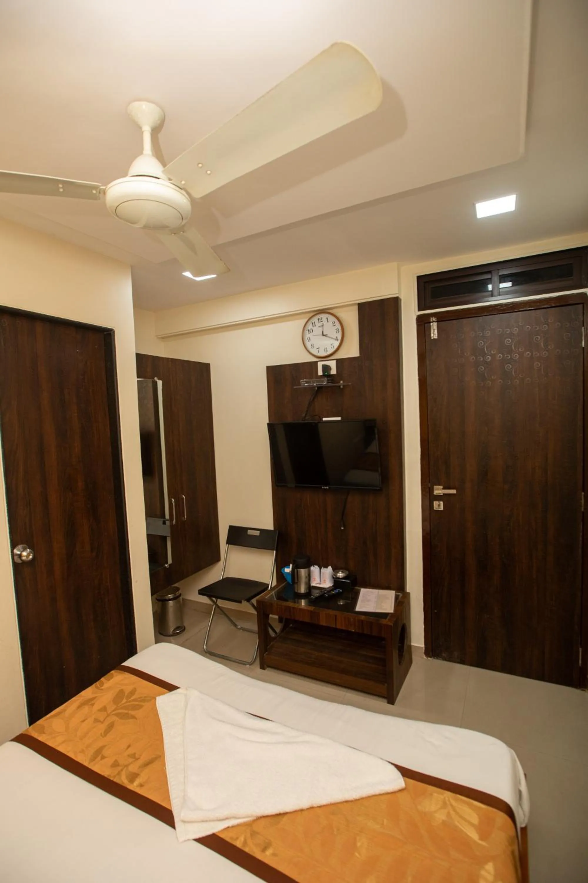 Communal lounge/ TV room in Hotel J D Residency