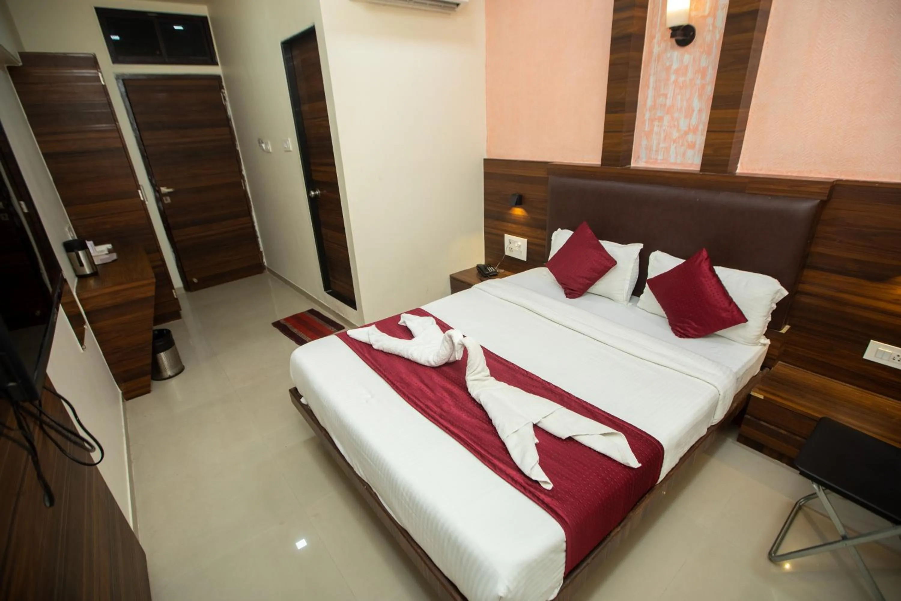 Bed in Hotel J D Residency