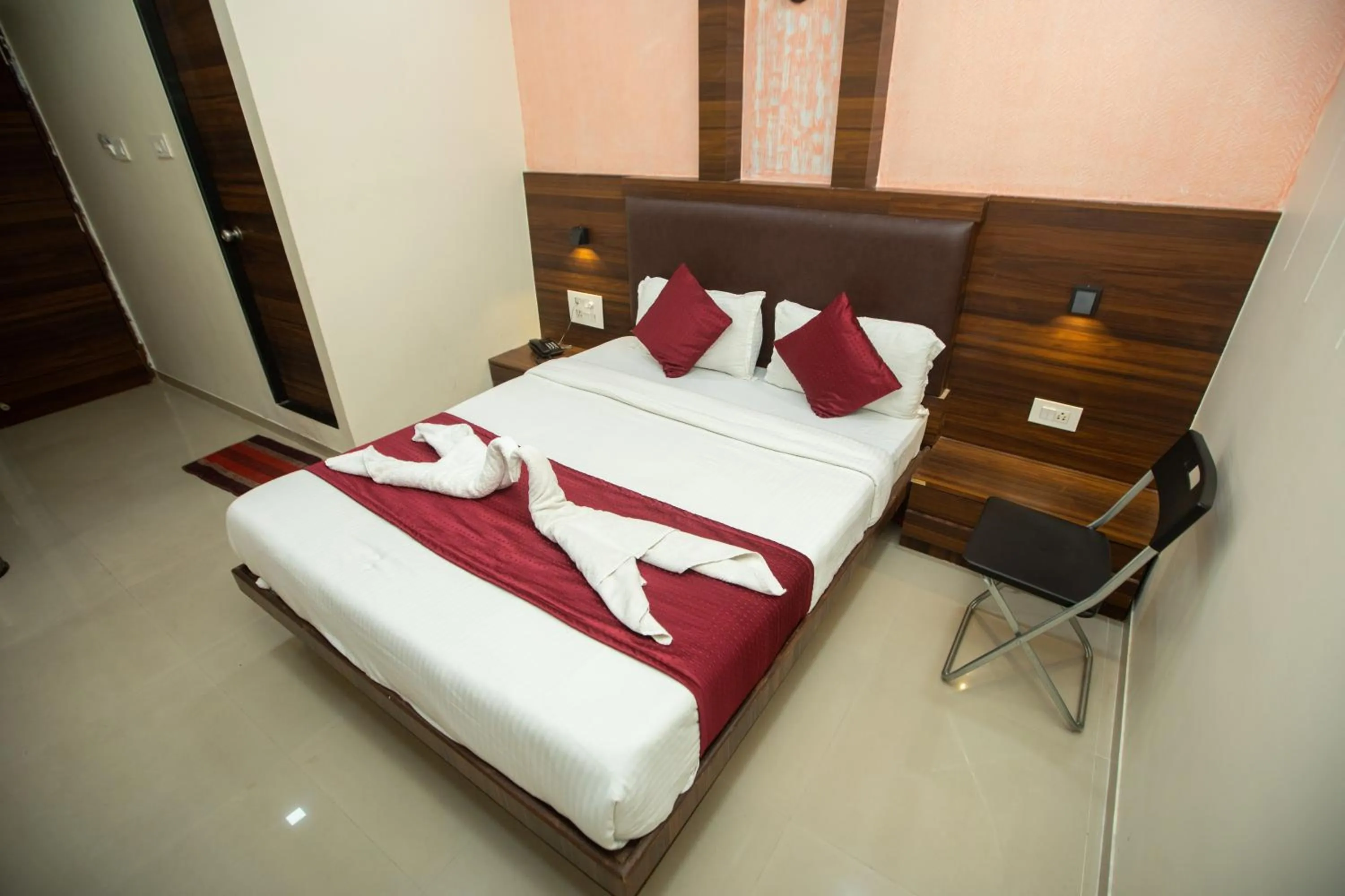Bed in Hotel J D Residency