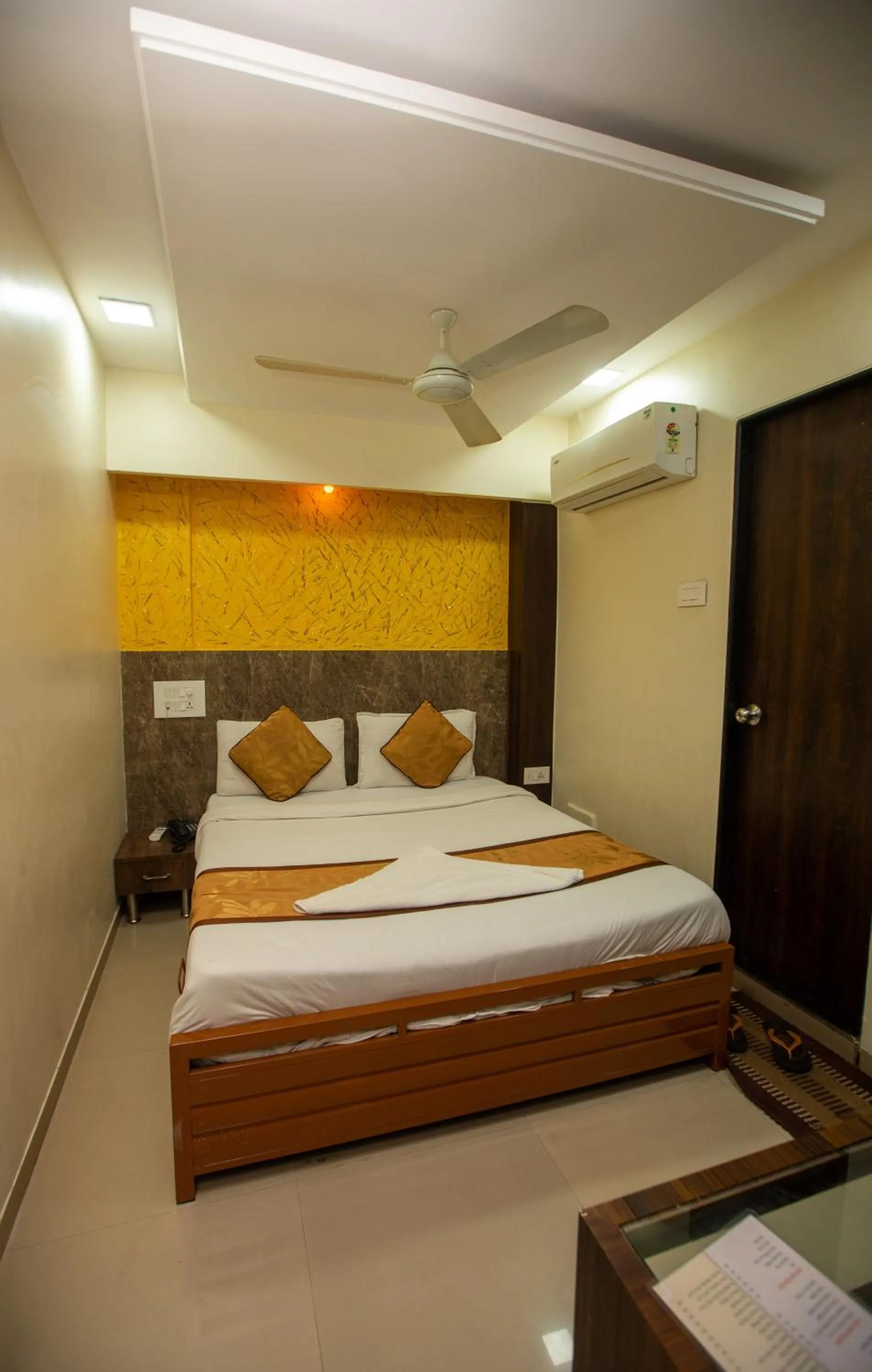 Bed in Hotel J D Residency