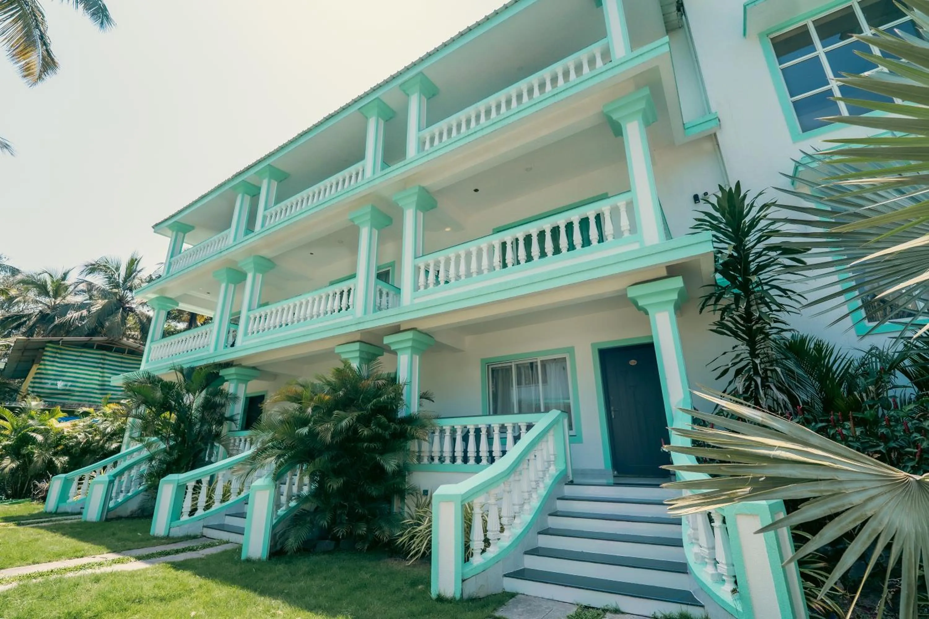 Facade/entrance in D7 La Serene