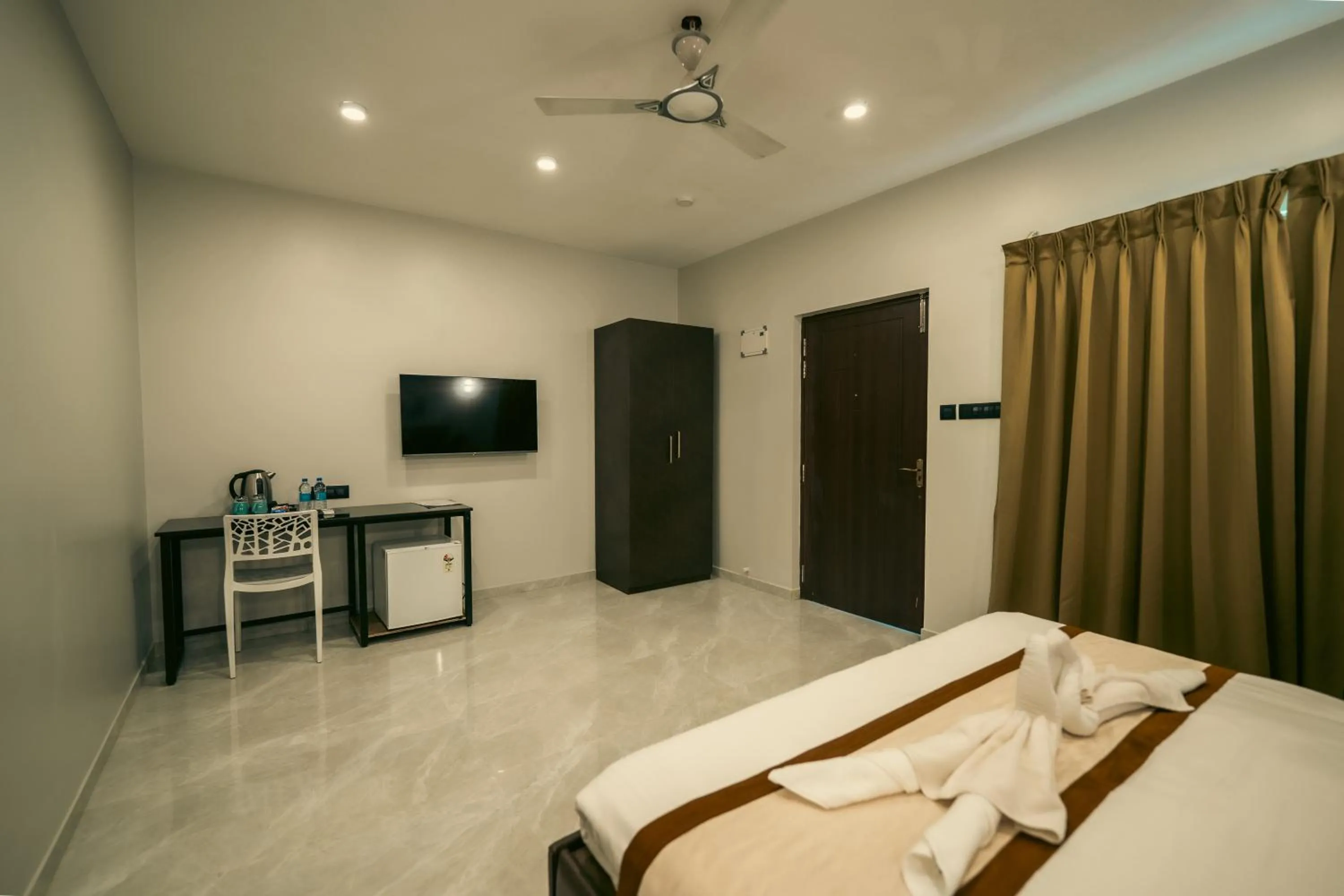 Bed in D7 La Serene