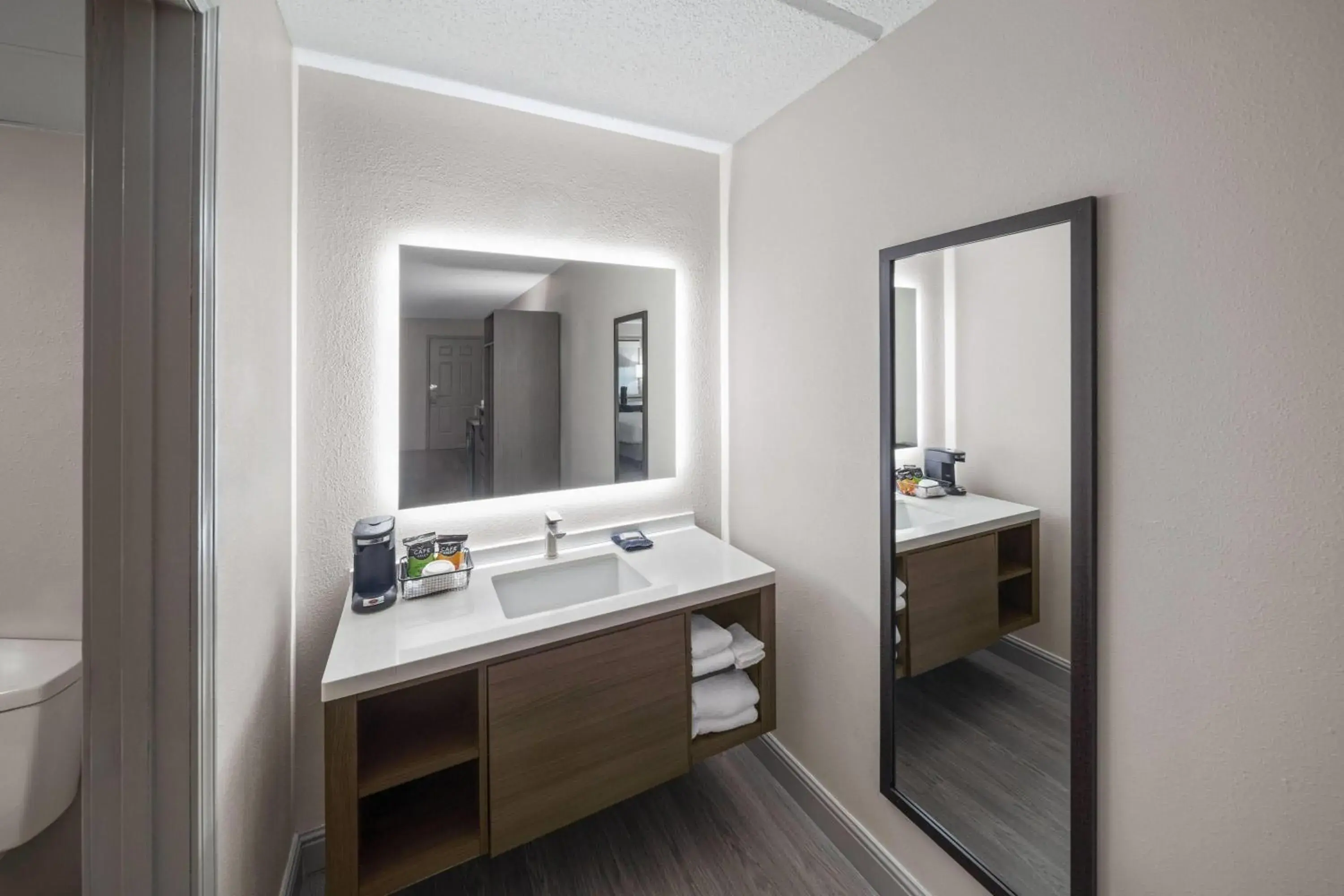 Deluxe King Room - First Floor - Non-Smoking in Angel Inn Near IMAX, a Travelodge by Wyndham Deluxe King Room - First Floor - Non-Smoking in Angel Inn Near IMAX, a Travelodge by Wyndham