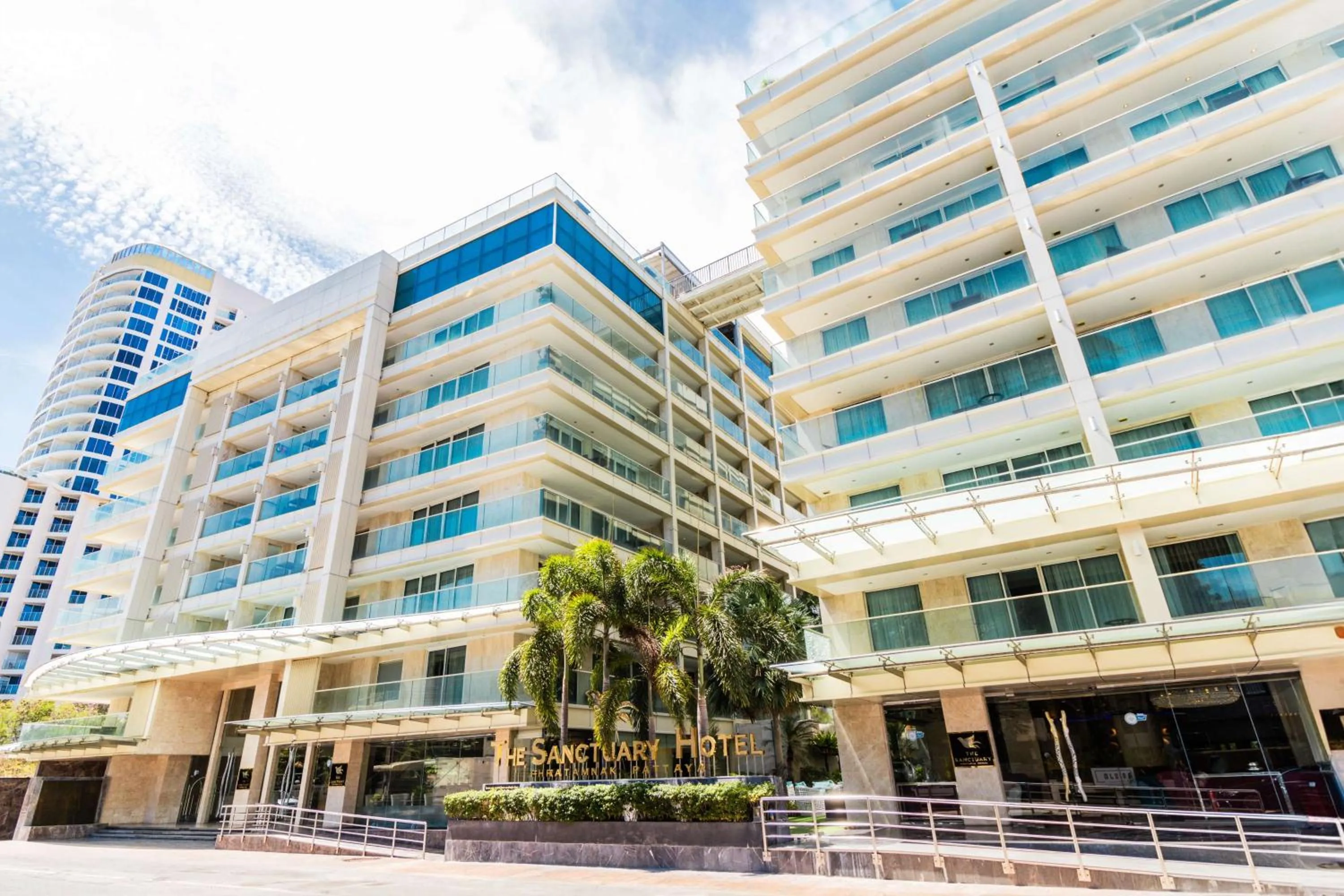 Property building in The Sanctuary Resort Pattaya, BW Signature Collection