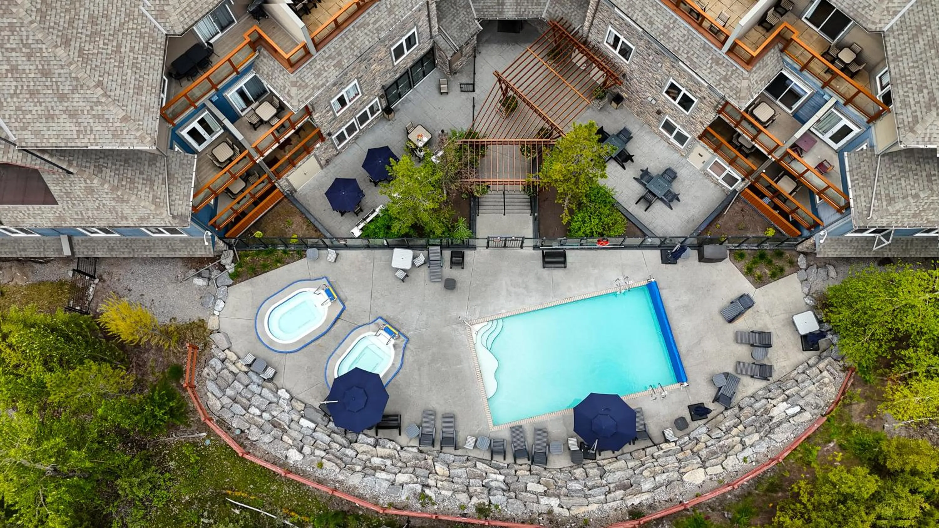 Property building in Blackstone Mountain Lodge by CLIQUE