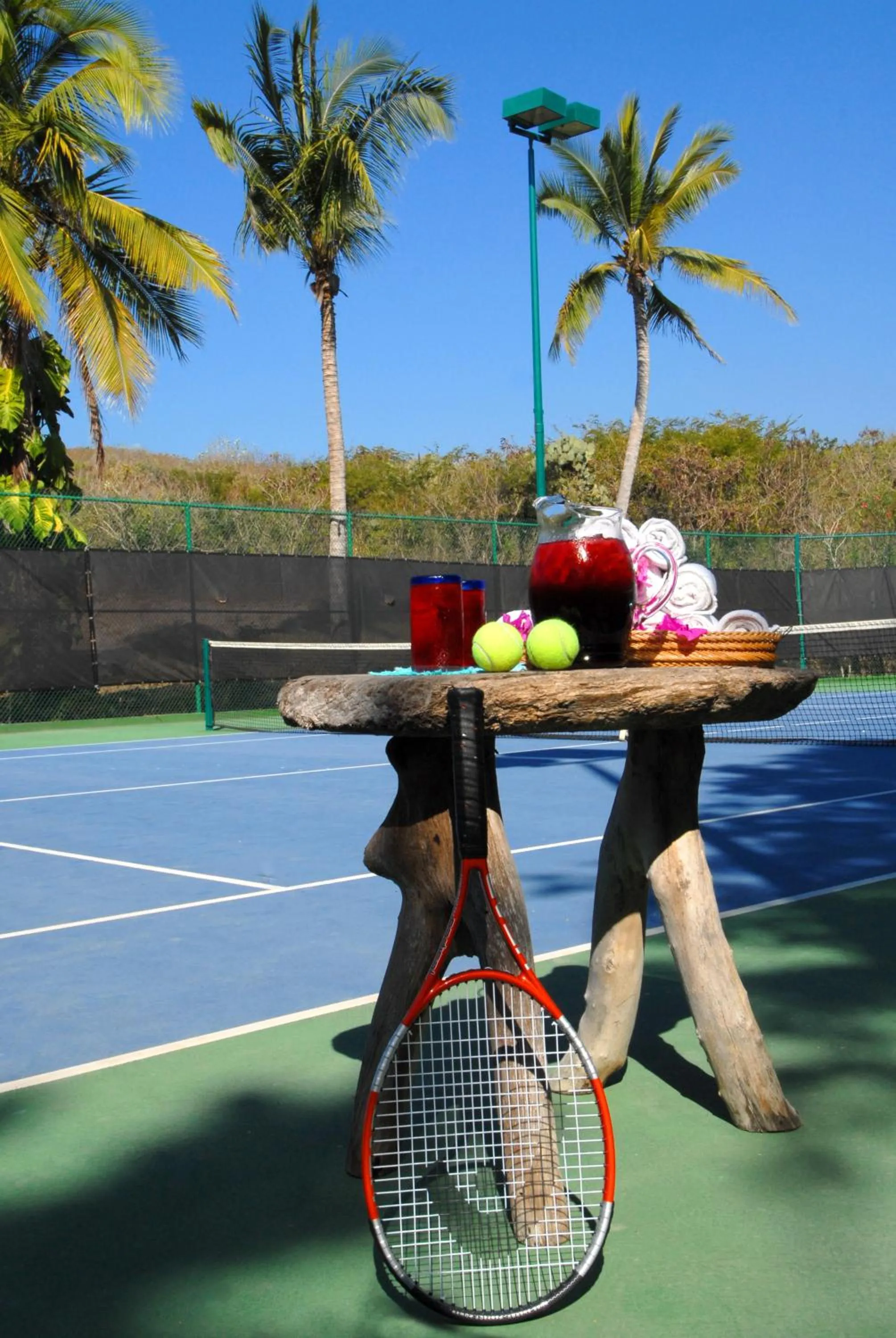 Tennis court in Las Alamandas