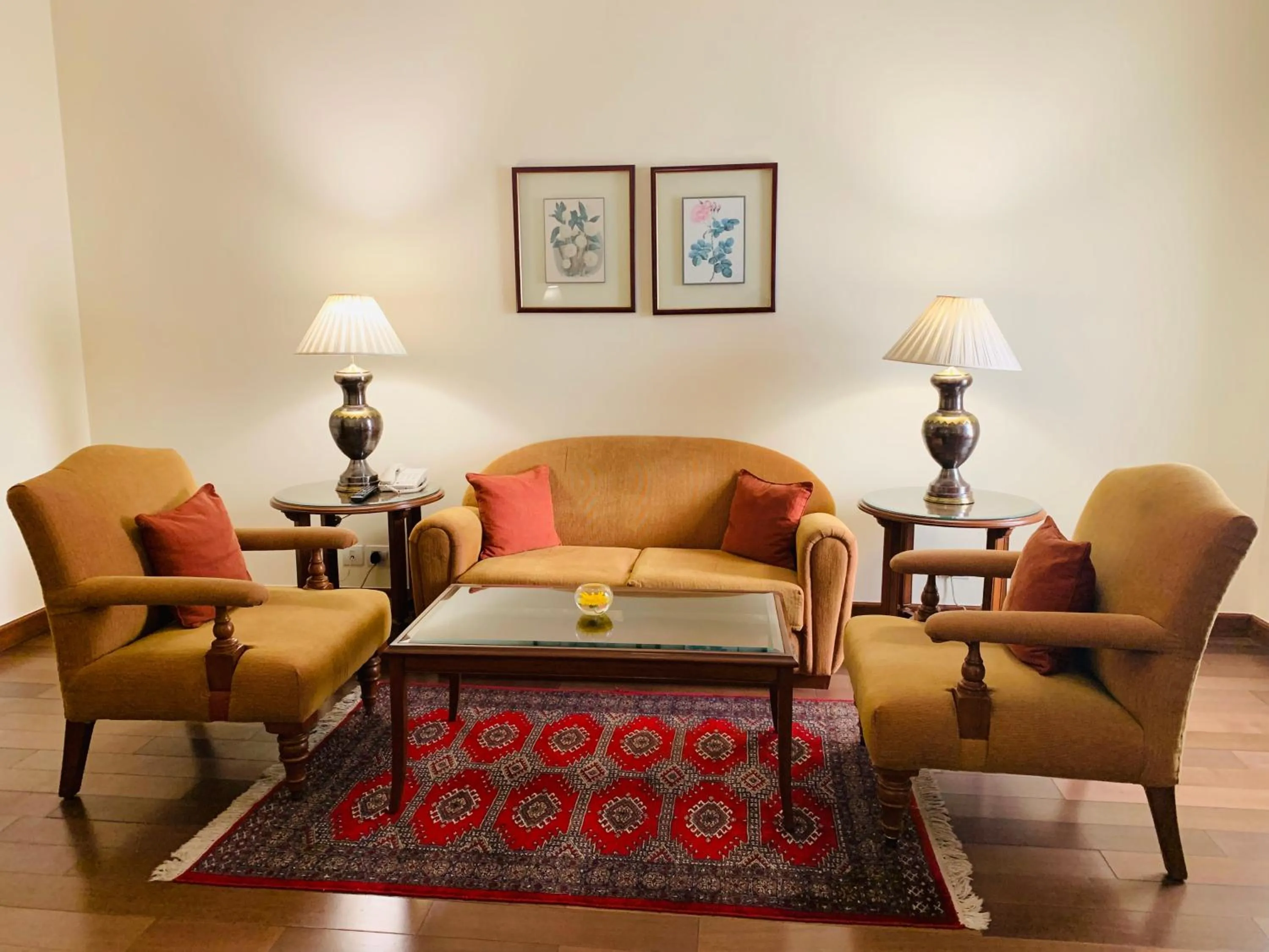 Living room in Maidens Hotel New Delhi