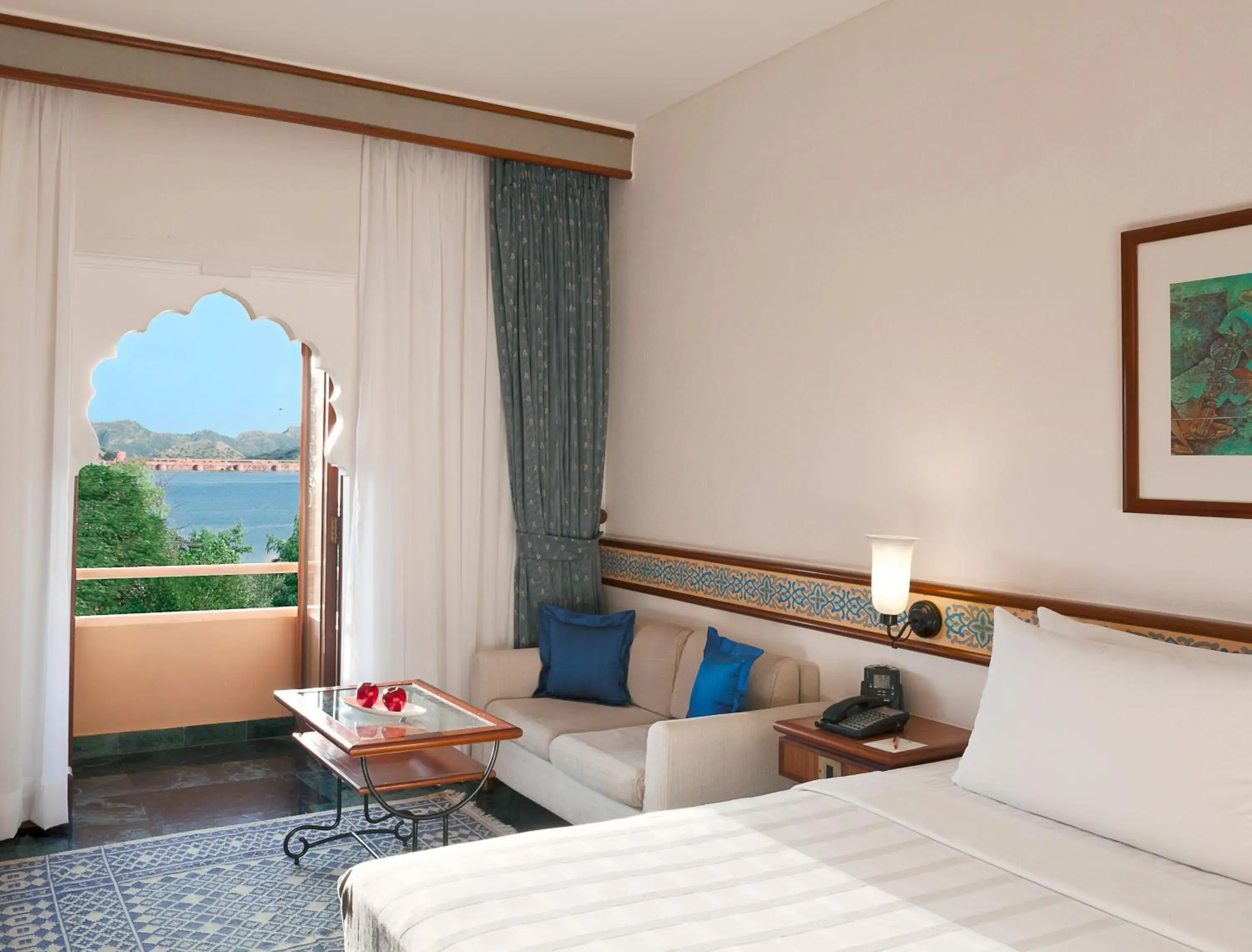 Deluxe Lake View Room in Trident Jaipur Deluxe Lake View Room in Trident Jaipur