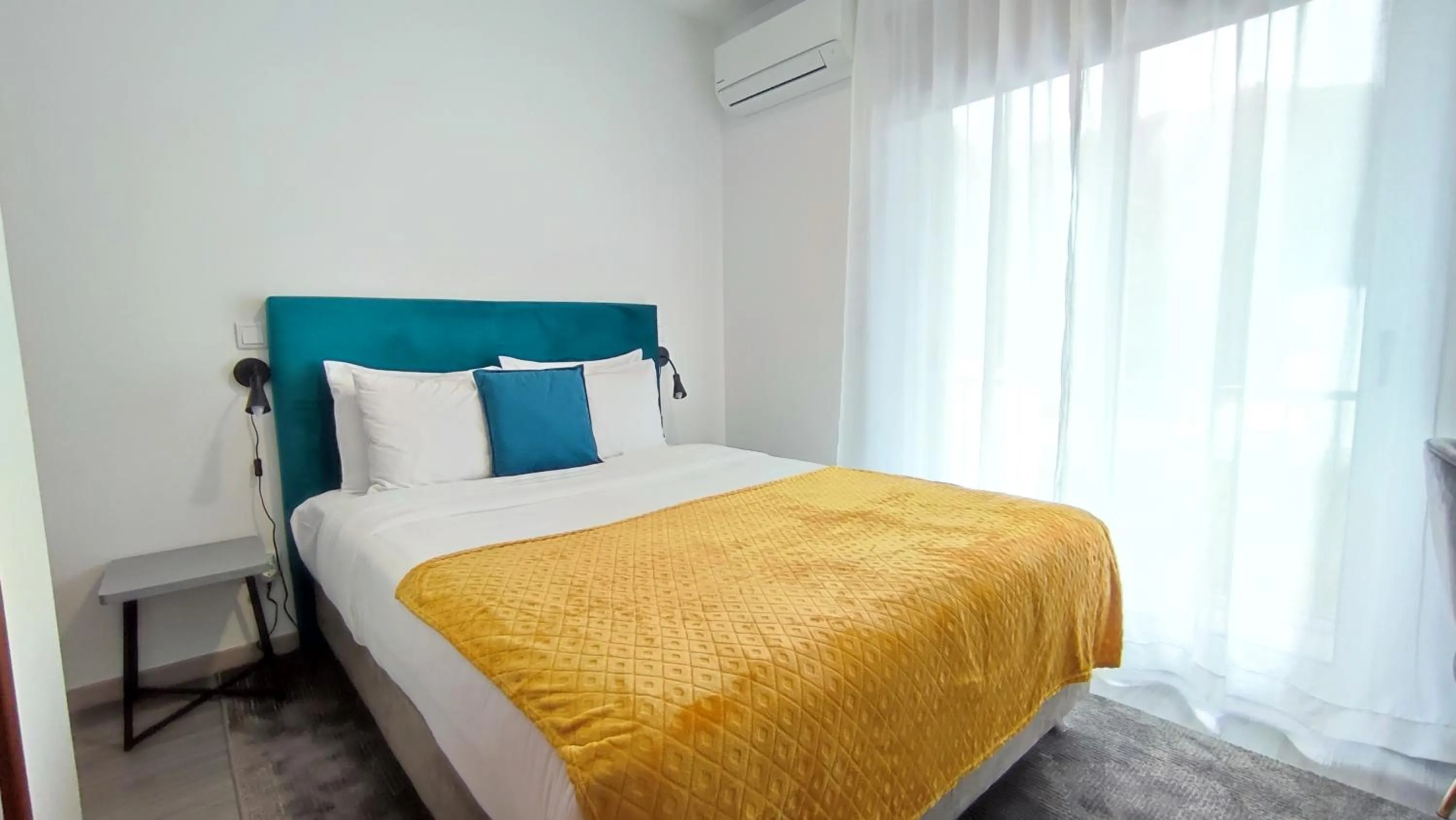 Photo of the whole room, Bed in Atlantic 3 Bicas - Furnas