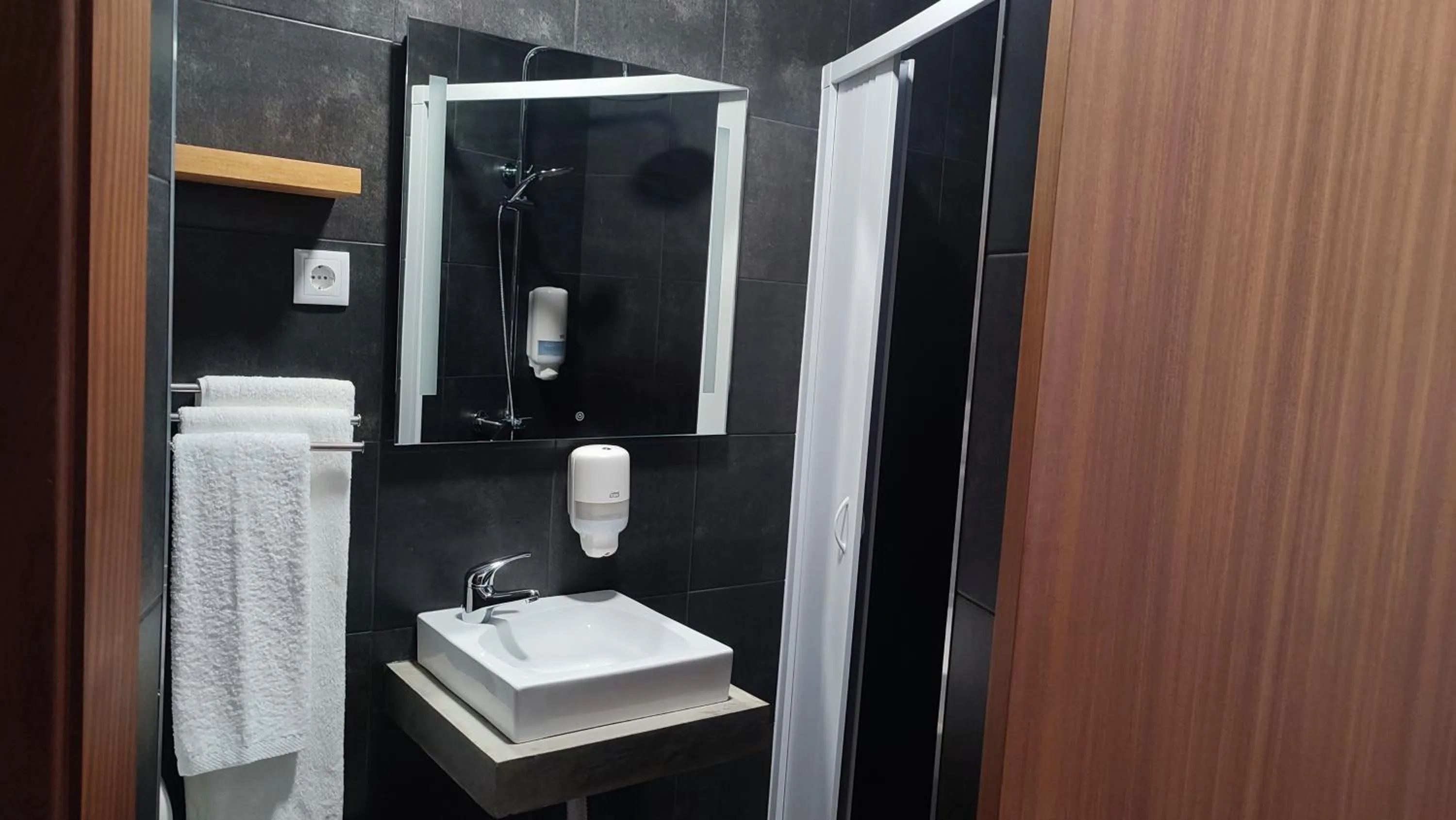 Bathroom in Atlantic 3 Bicas - Furnas