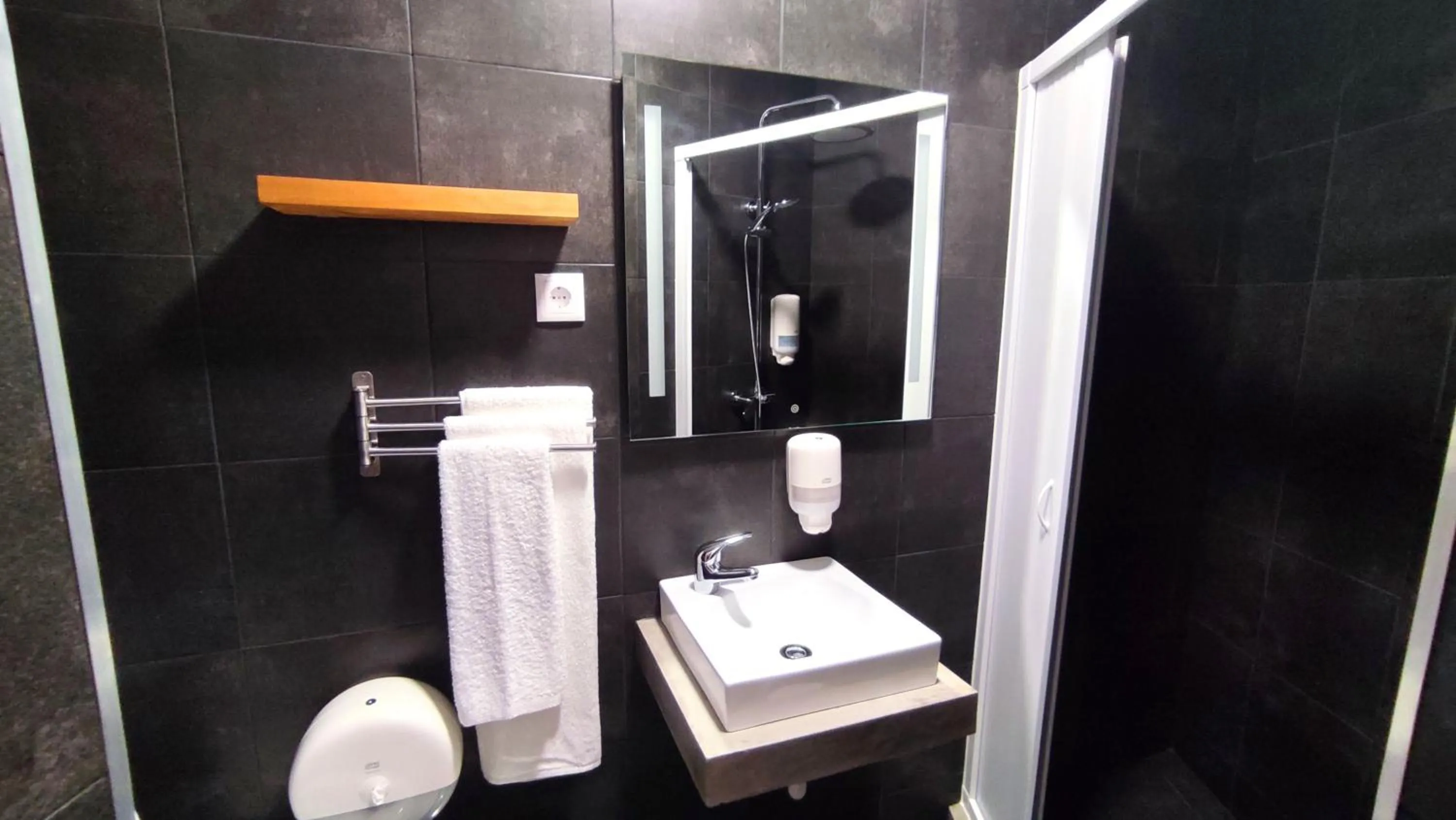 Bathroom in Atlantic 3 Bicas - Furnas