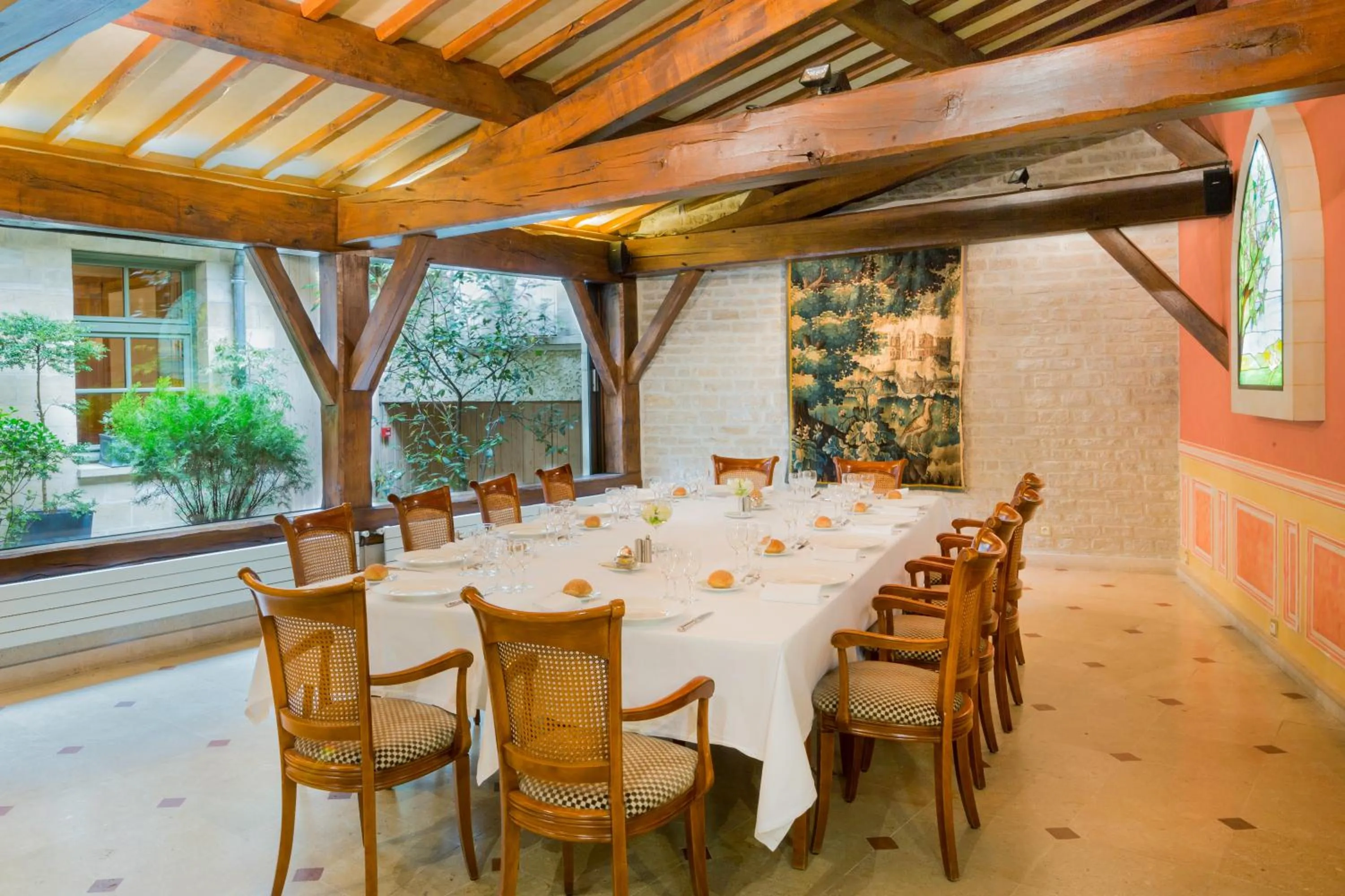 Banquet/Function facilities in Logis Hôtel Restaurant Le Dauphin et Le Spa du Prieuré