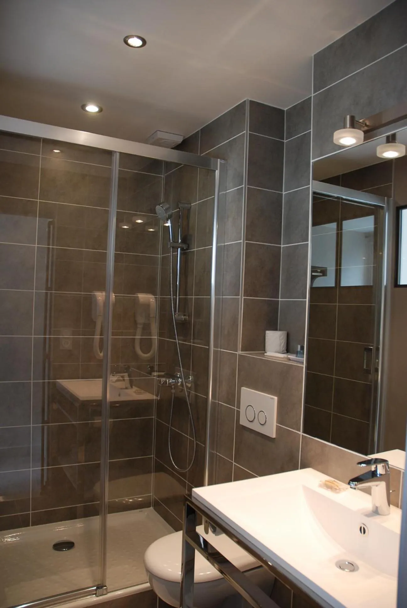 Bathroom in Logis Hôtel Restaurant Le Dauphin et Le Spa du Prieuré