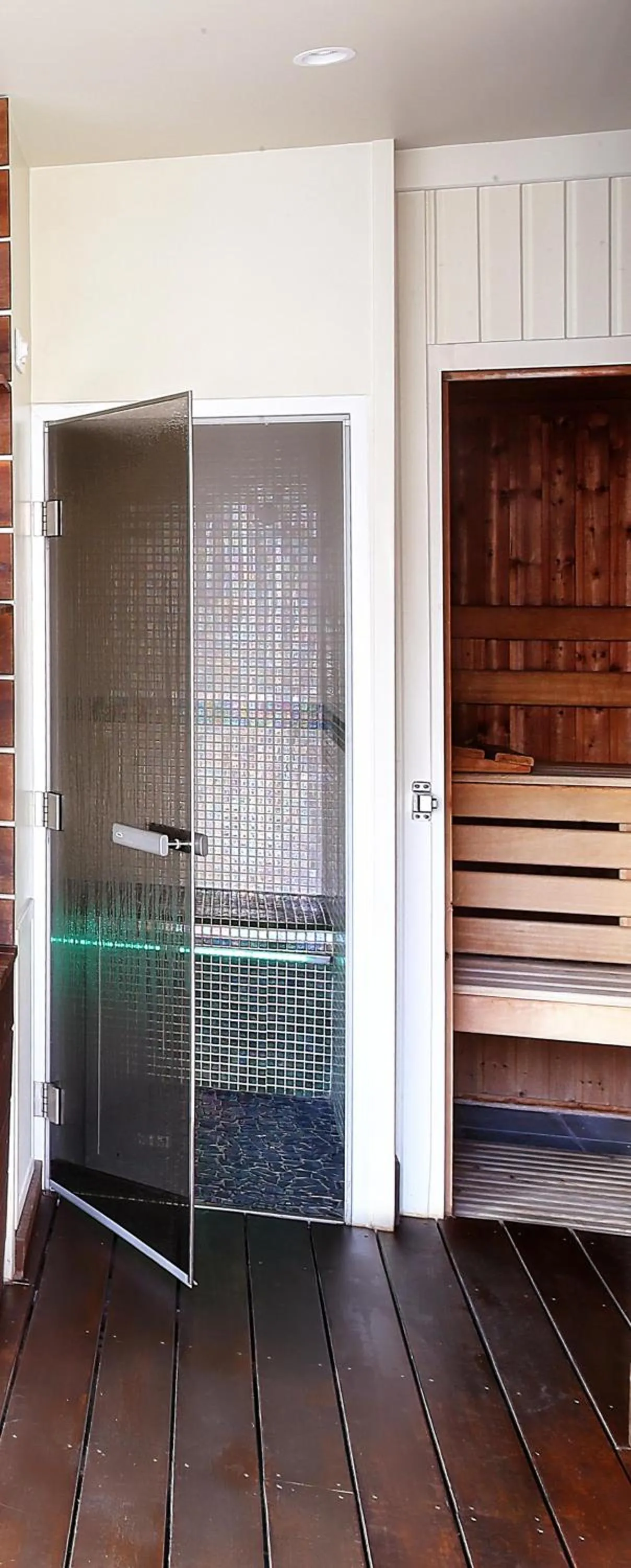 Hot Tub in Logis Hôtel Restaurant Le Dauphin et Le Spa du Prieuré