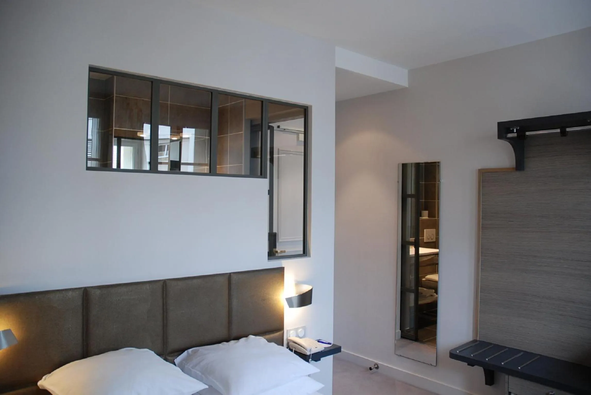 Photo of the whole room, Bed in Logis Hôtel Restaurant Le Dauphin et Le Spa du Prieuré