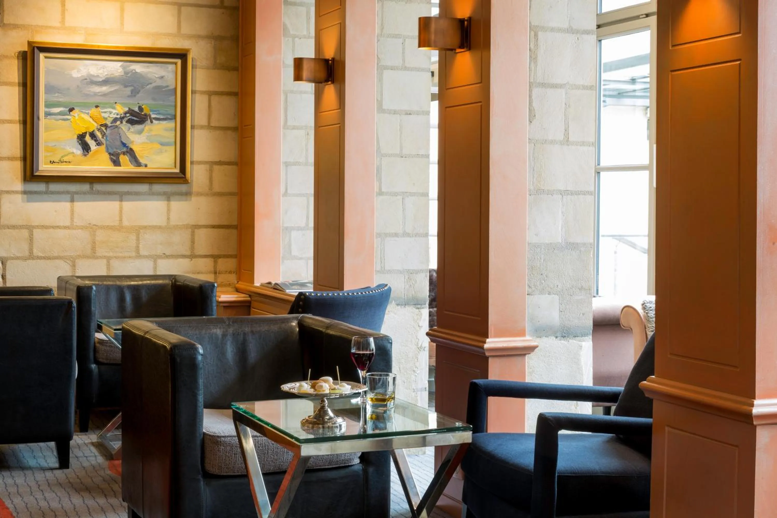 Lounge or bar in Logis Hôtel Restaurant Le Dauphin et Le Spa du Prieuré