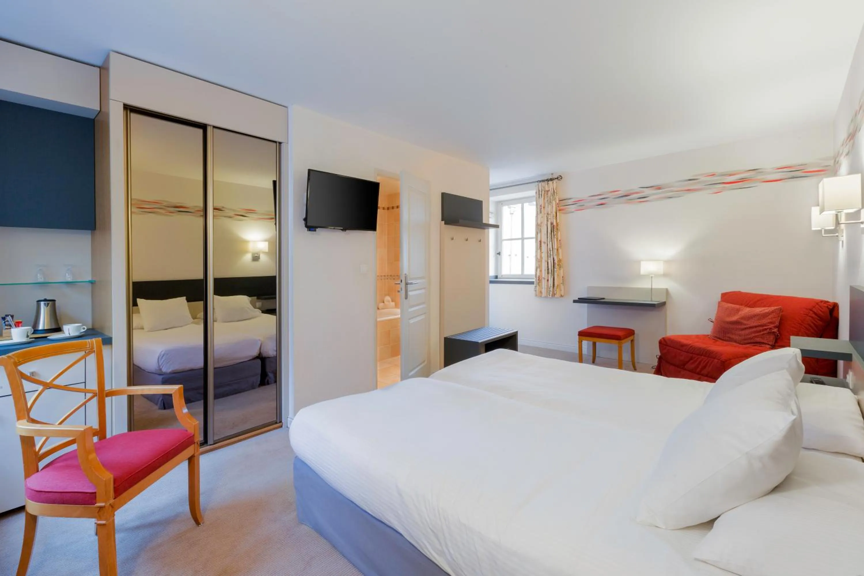 Photo of the whole room, Bed in Logis Hôtel Restaurant Le Dauphin et Le Spa du Prieuré