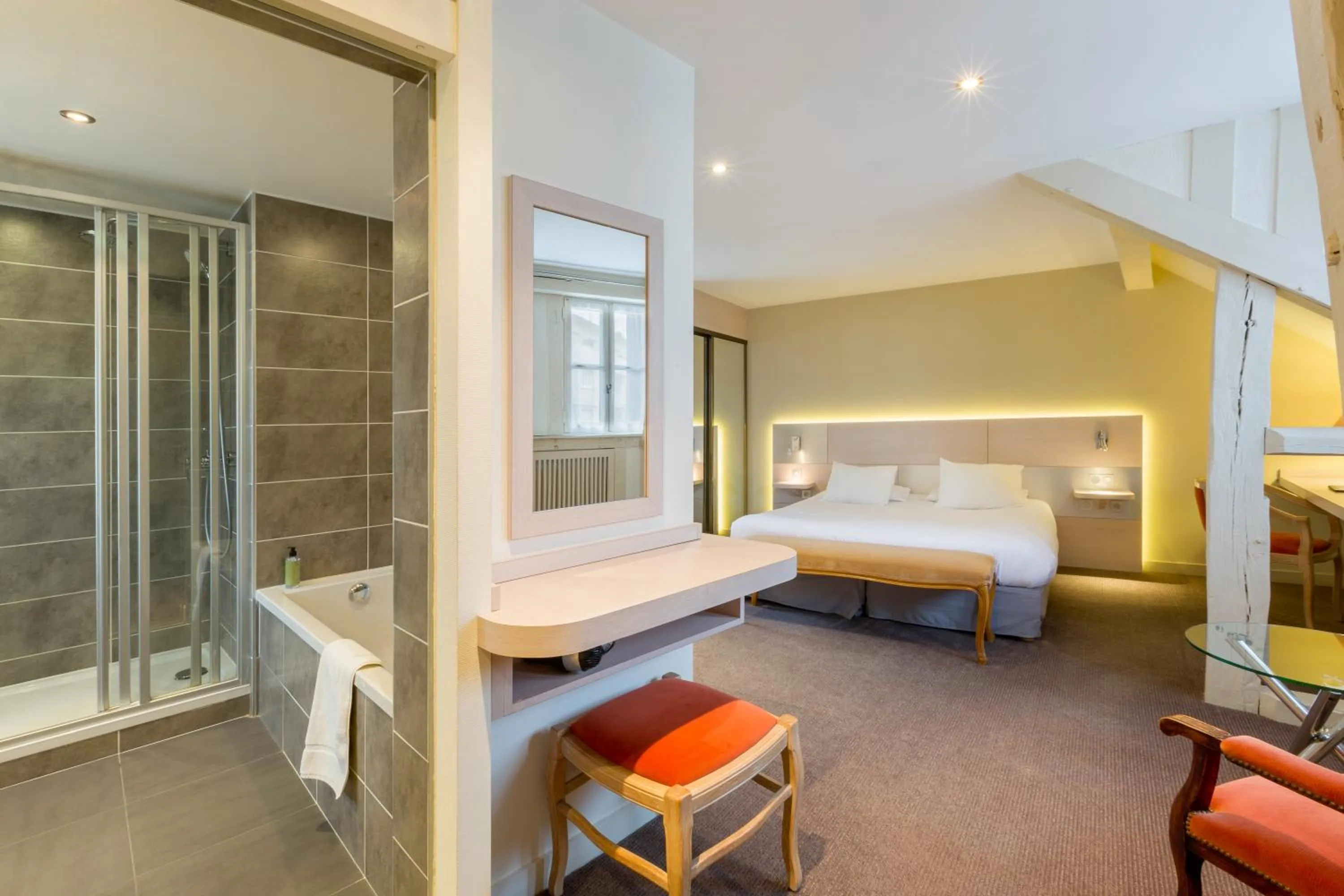 Photo of the whole room, Bed in Logis Hôtel Restaurant Le Dauphin et Le Spa du Prieuré