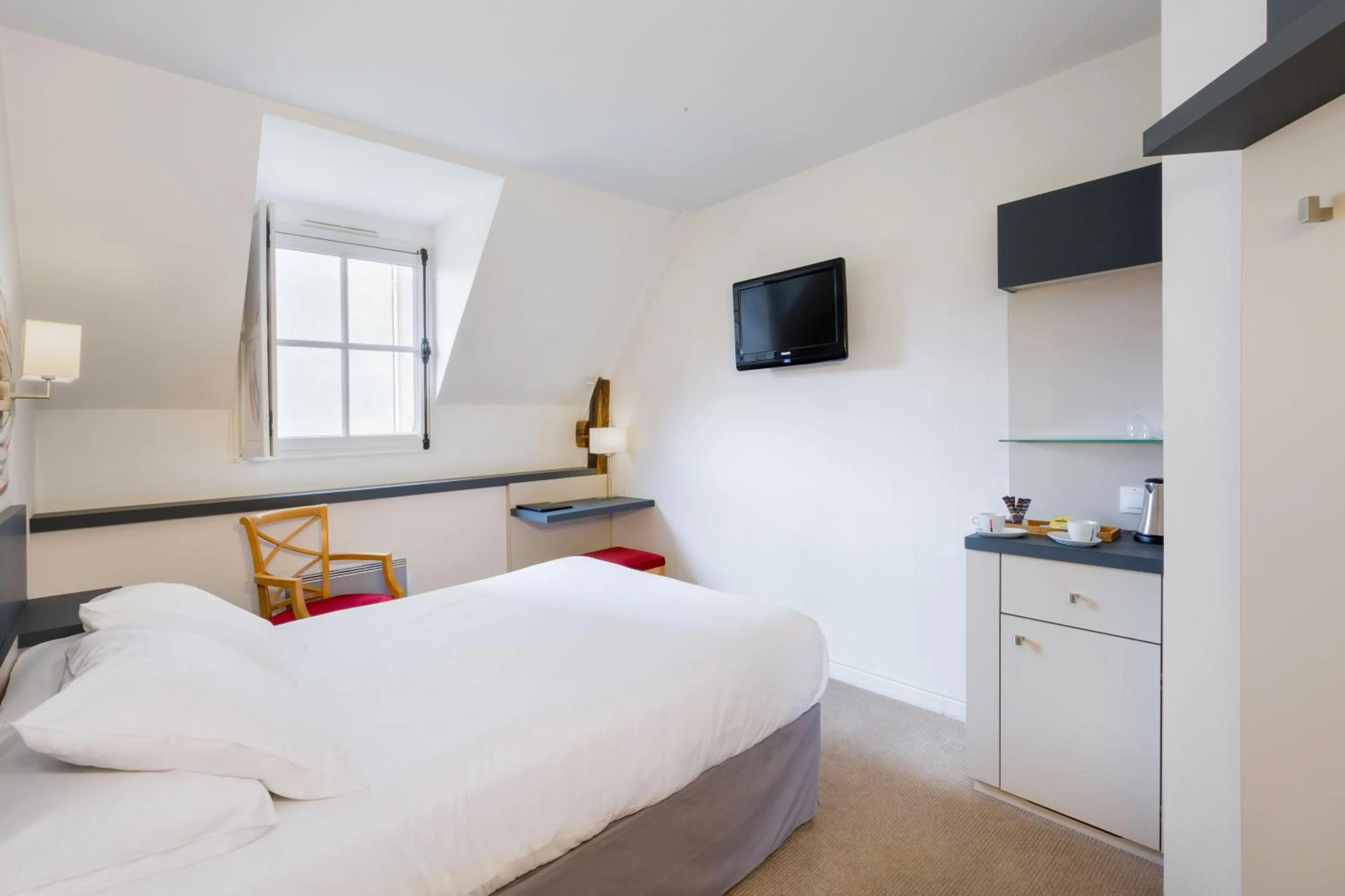 Photo of the whole room, Bed in Logis Hôtel Restaurant Le Dauphin et Le Spa du Prieuré