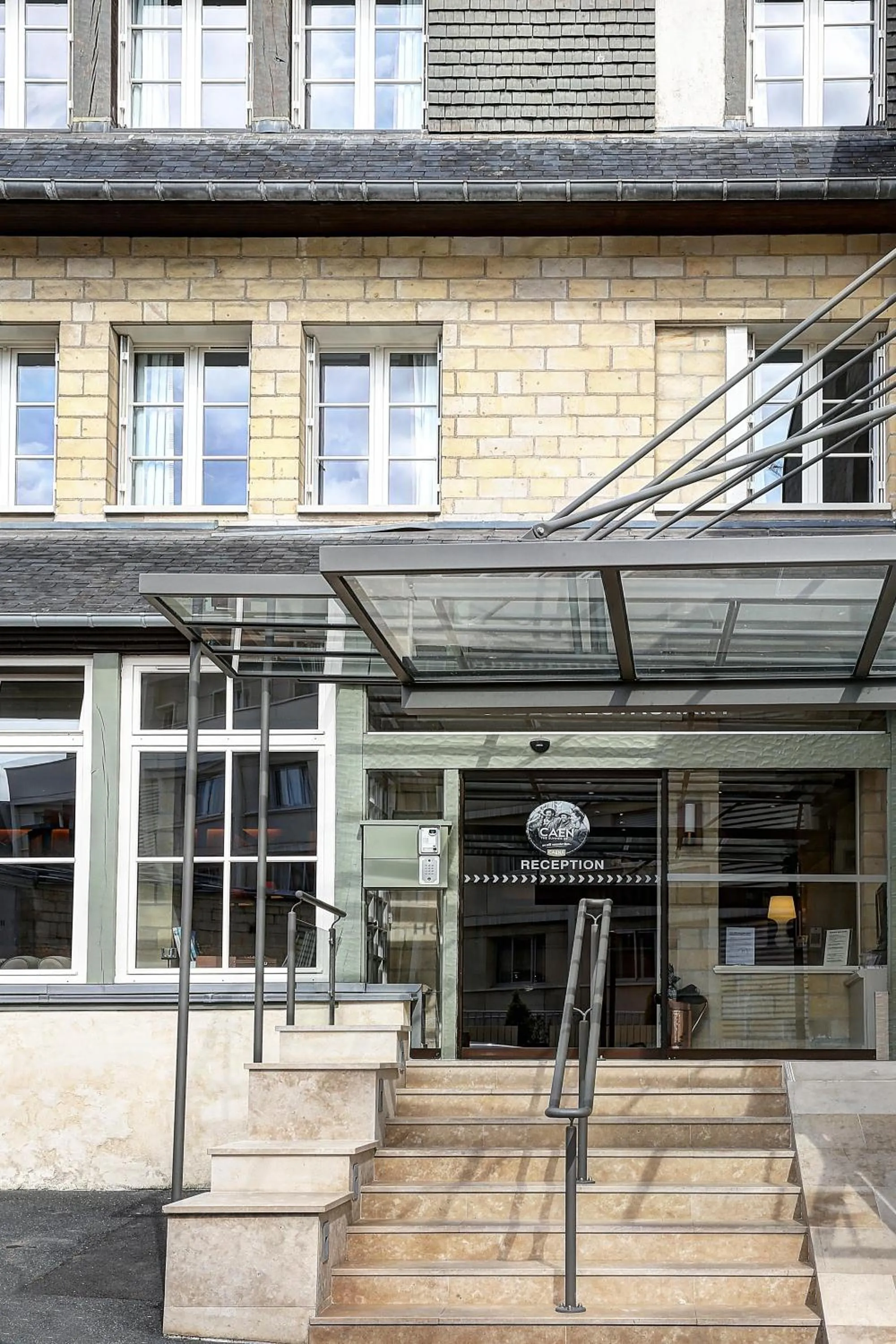 Facade/entrance in Logis Hôtel Restaurant Le Dauphin et Le Spa du Prieuré