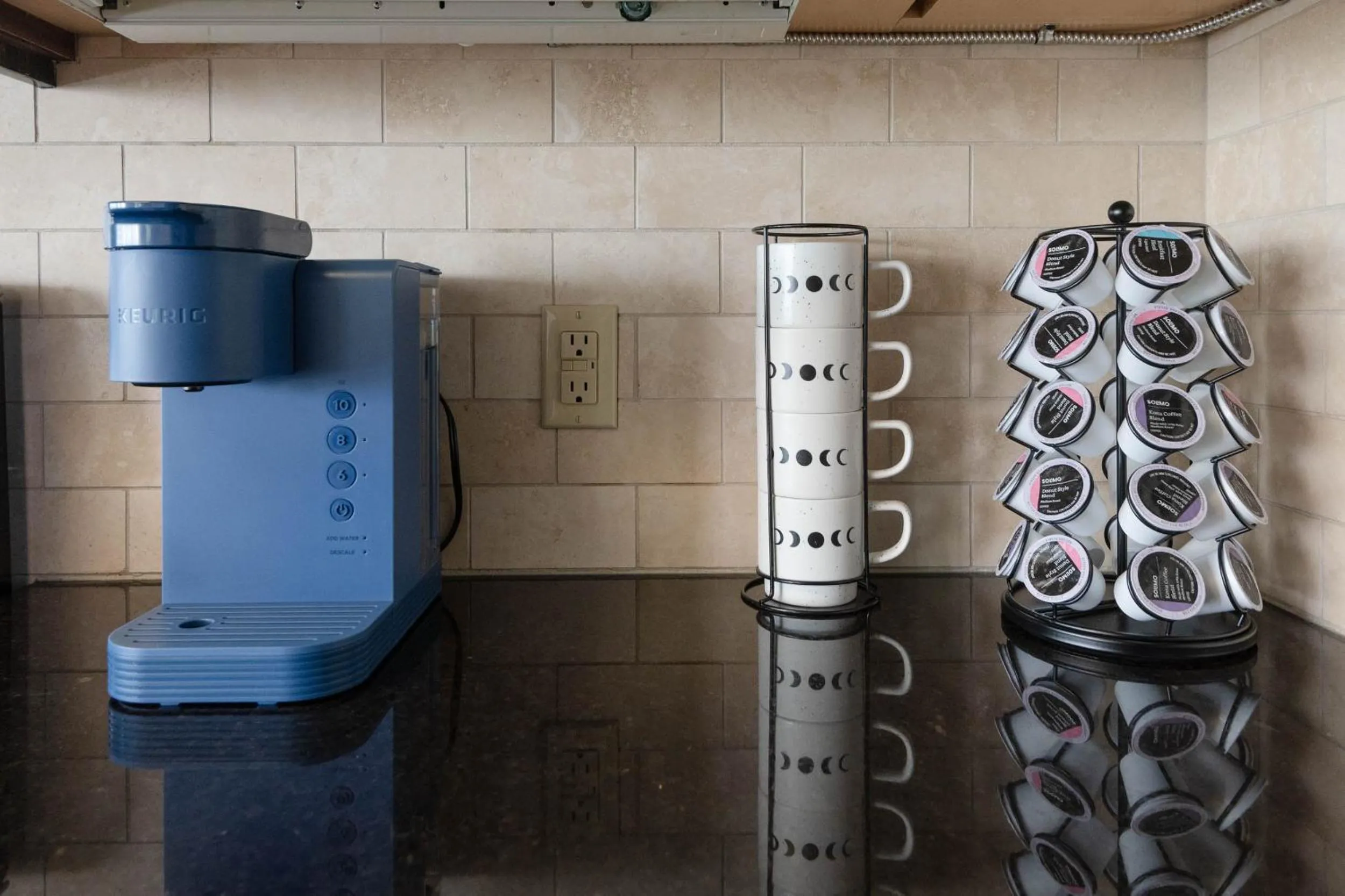 Coffee/tea facilities in Sky-Rise Apartments