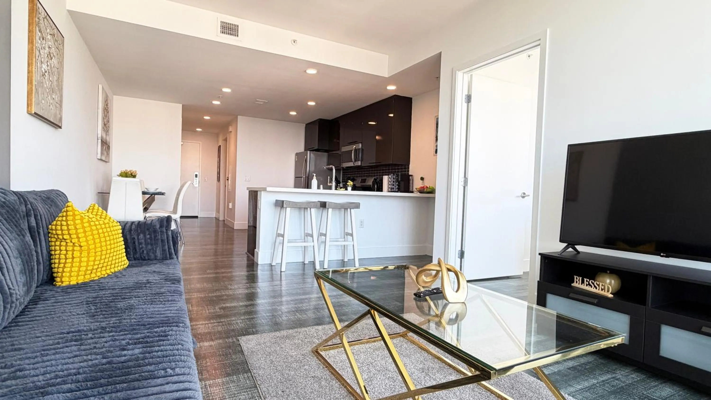 TV and multimedia in Sky-Rise Apartments