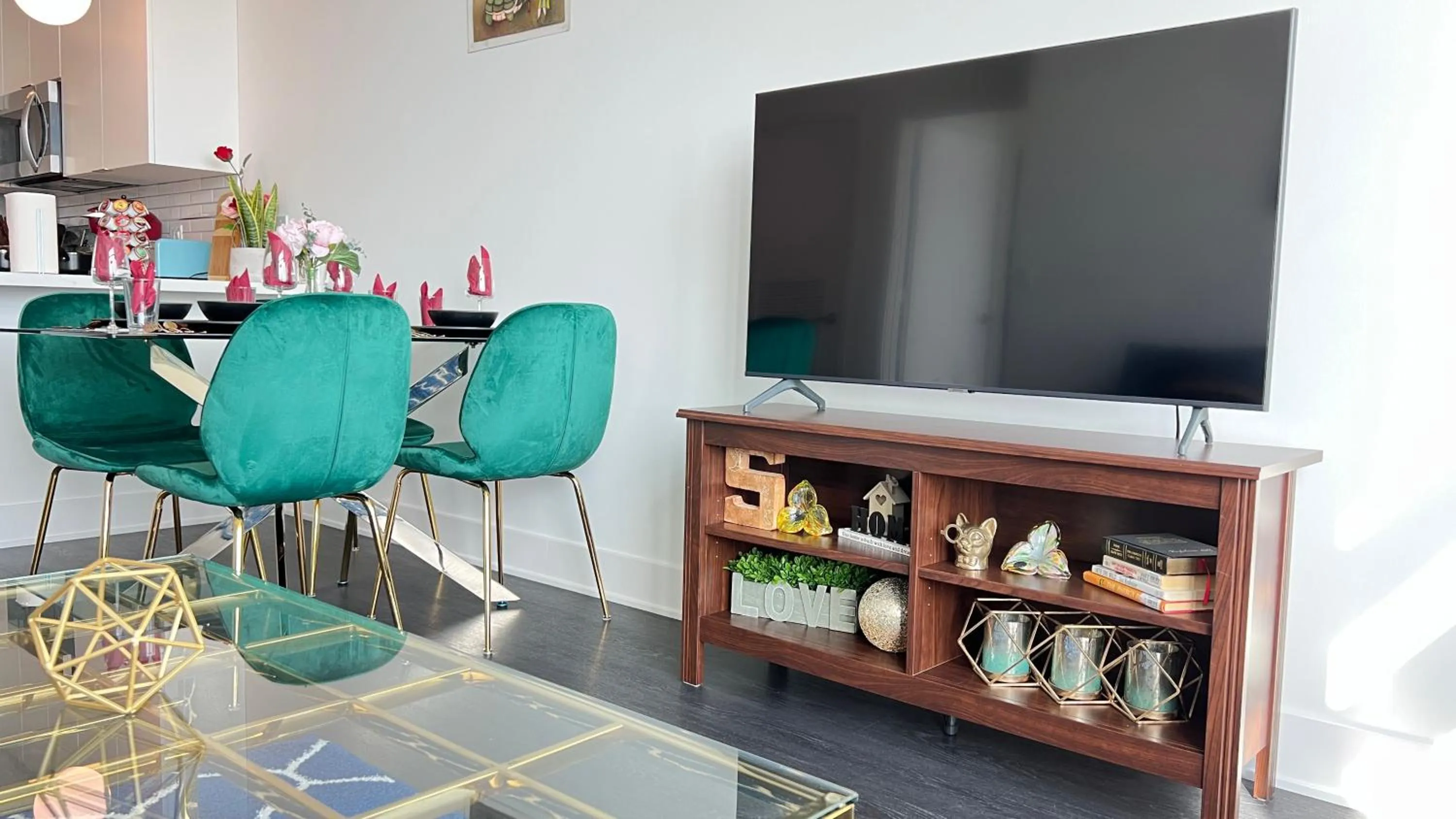 TV and multimedia in Sky-Rise Apartments