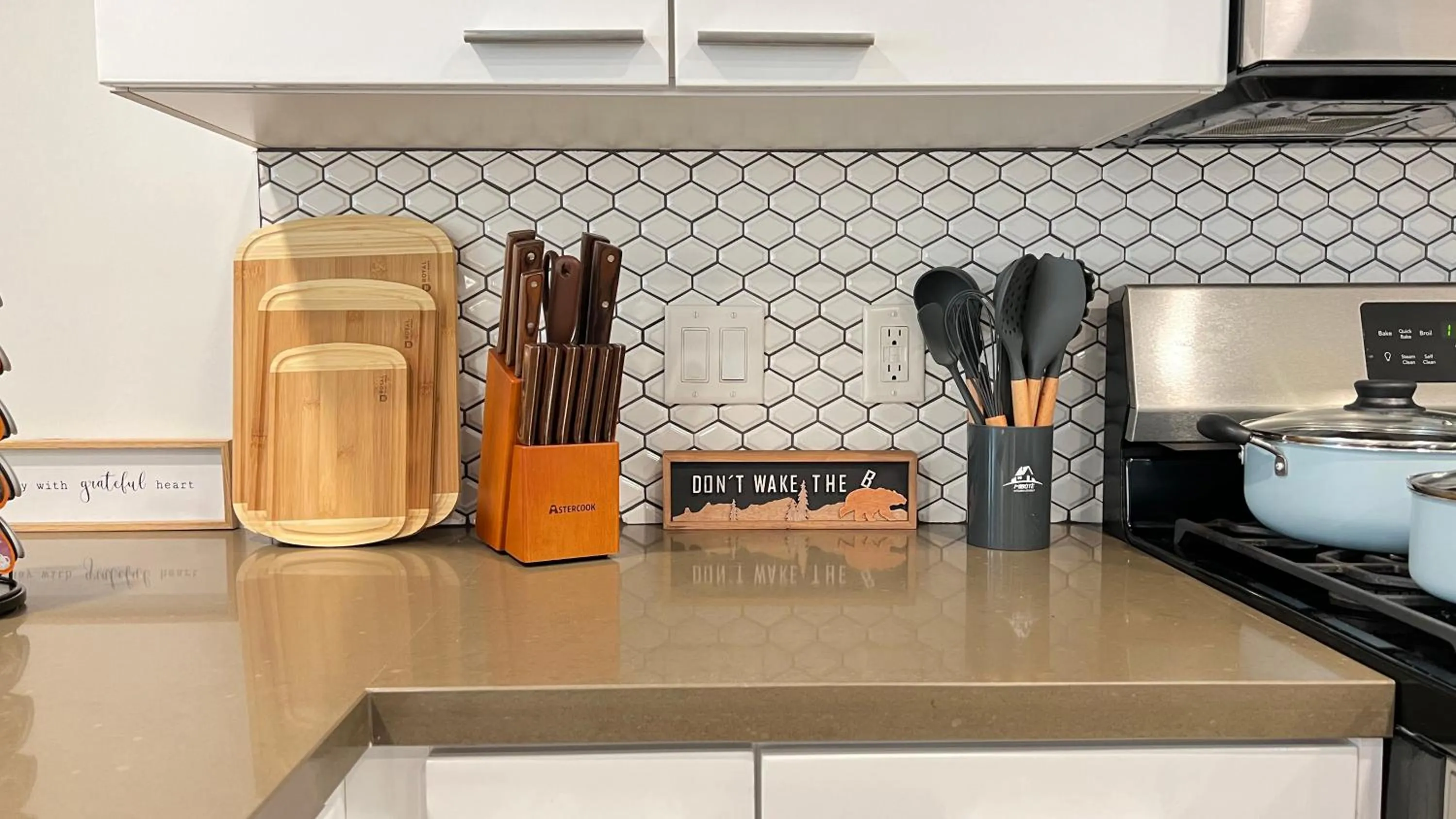 Coffee/tea facilities in Sky-Rise Apartments