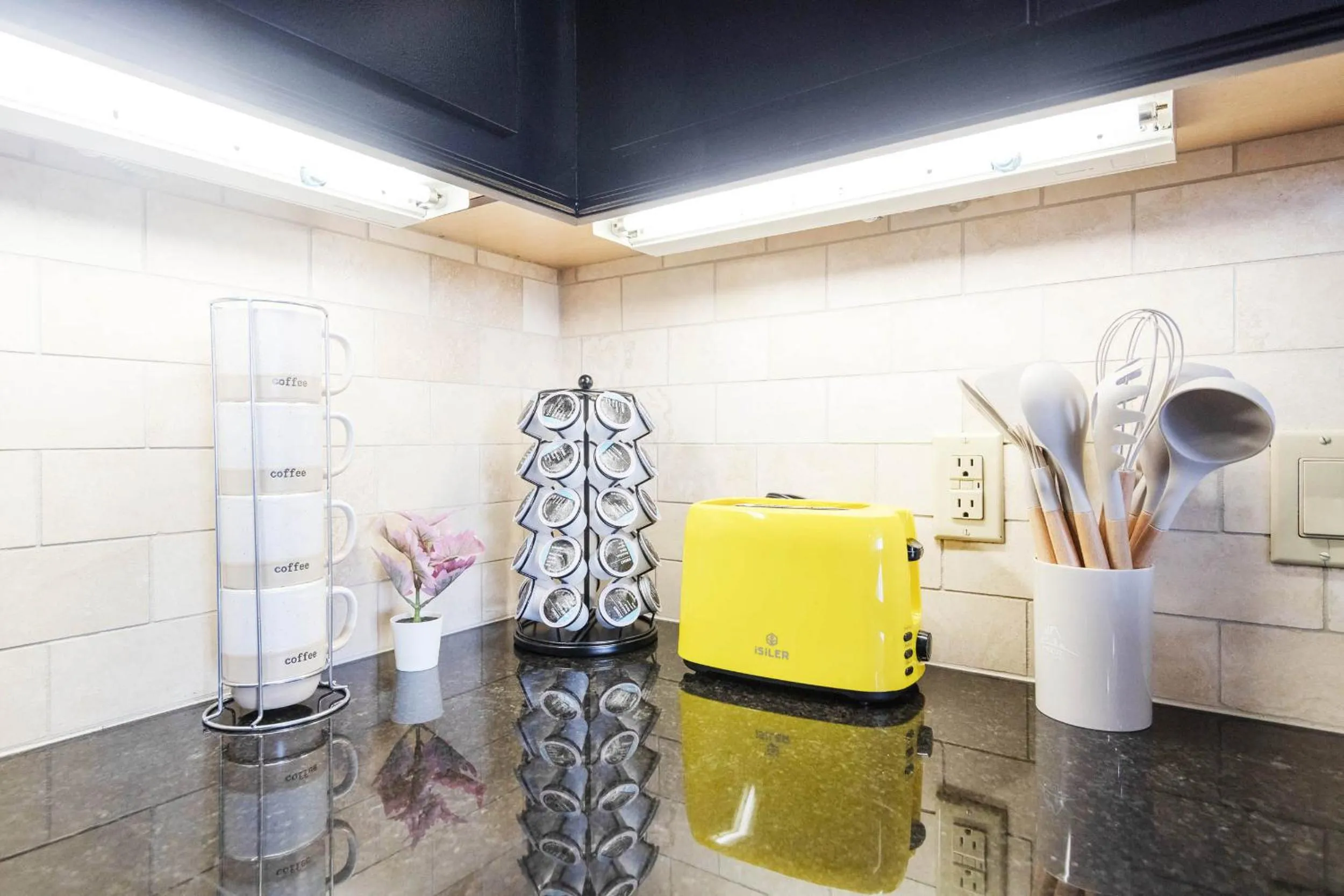 Coffee/tea facilities in Sky-Rise Apartments