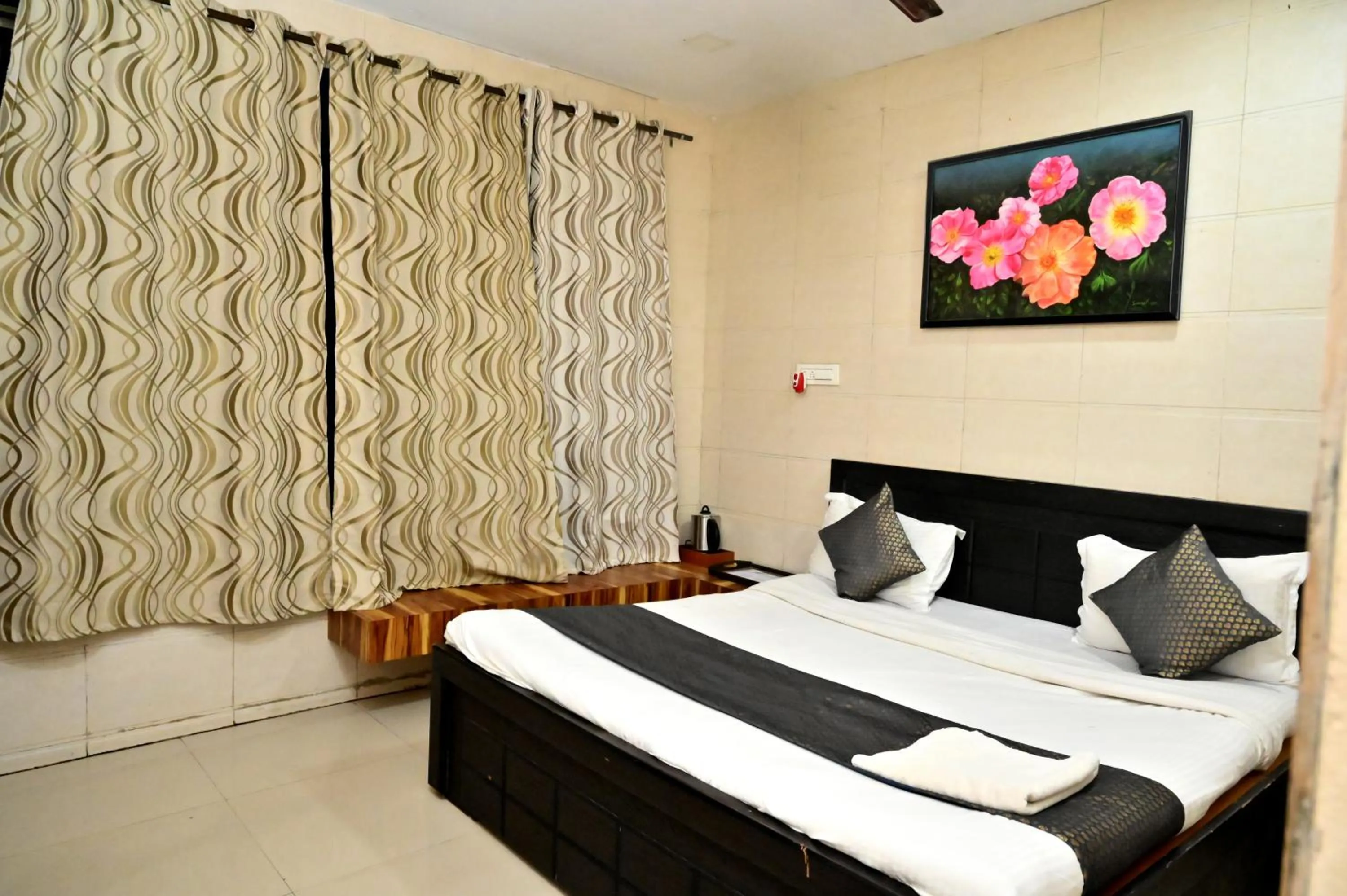 Photo of the whole room, Bed in KK Tree Retreat Igatpuri