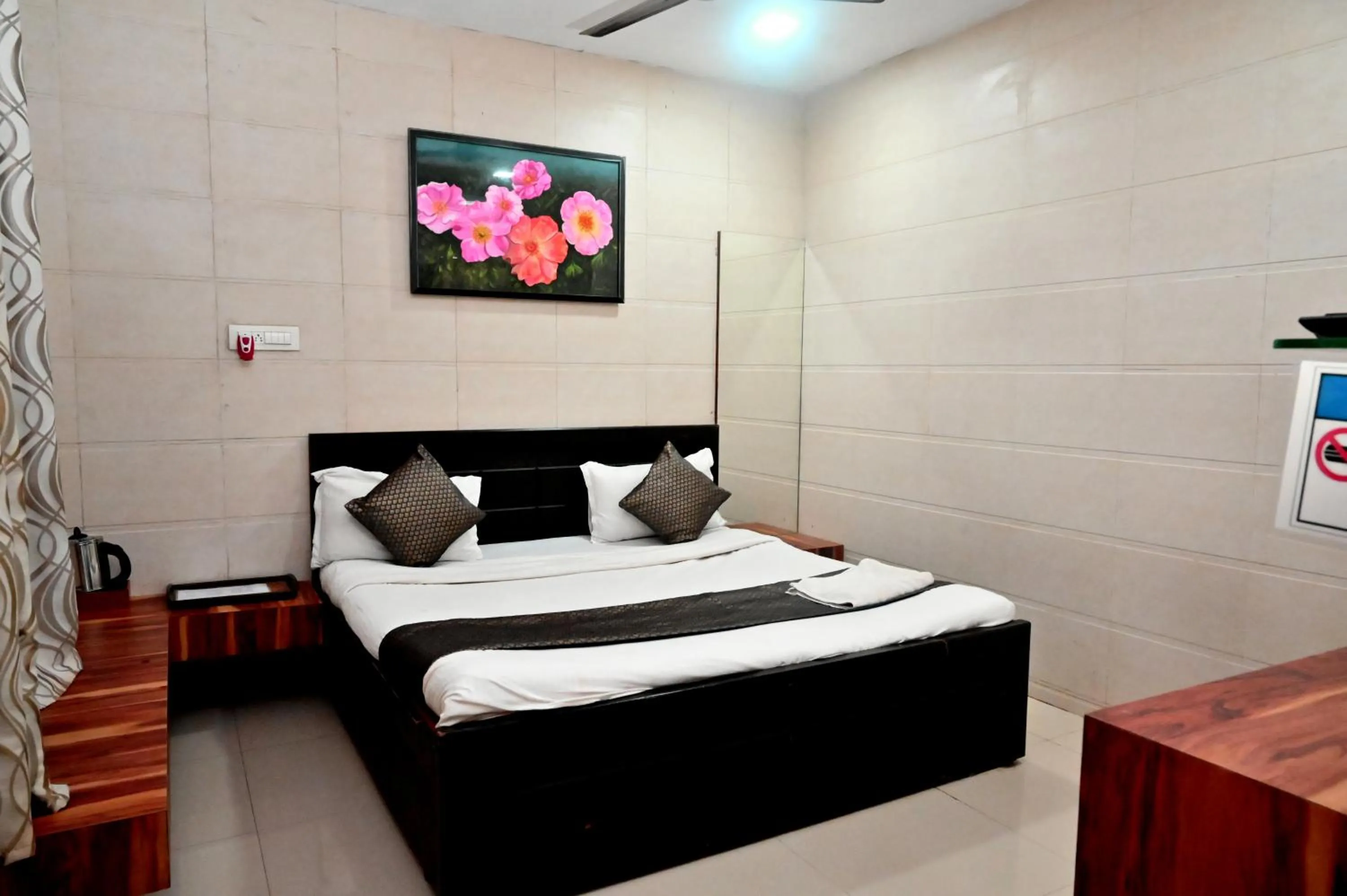 Photo of the whole room, Bed in KK Tree Retreat Igatpuri