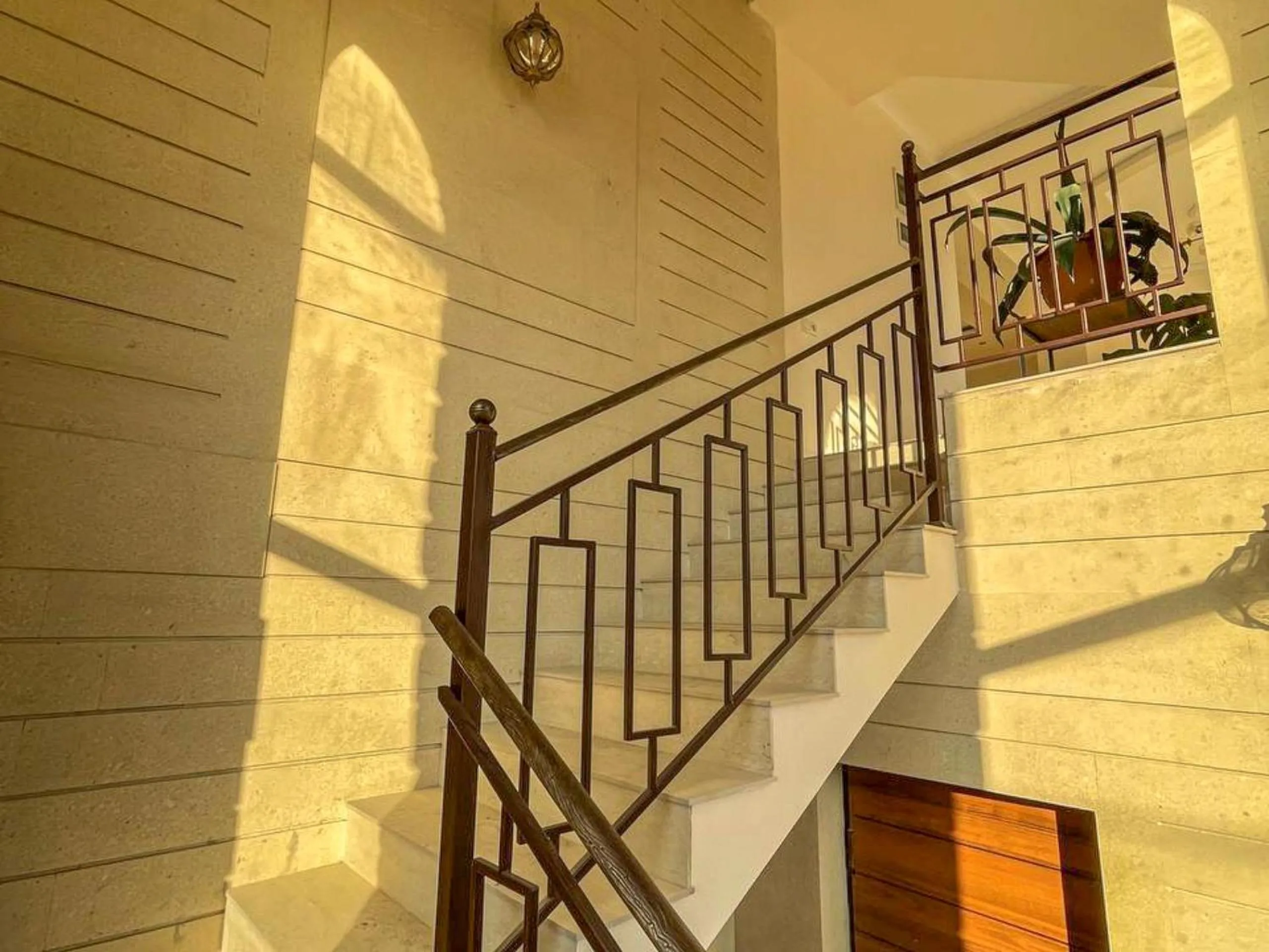 Communal lounge/ TV room in Harmonia Garden GastroYard&Hotel