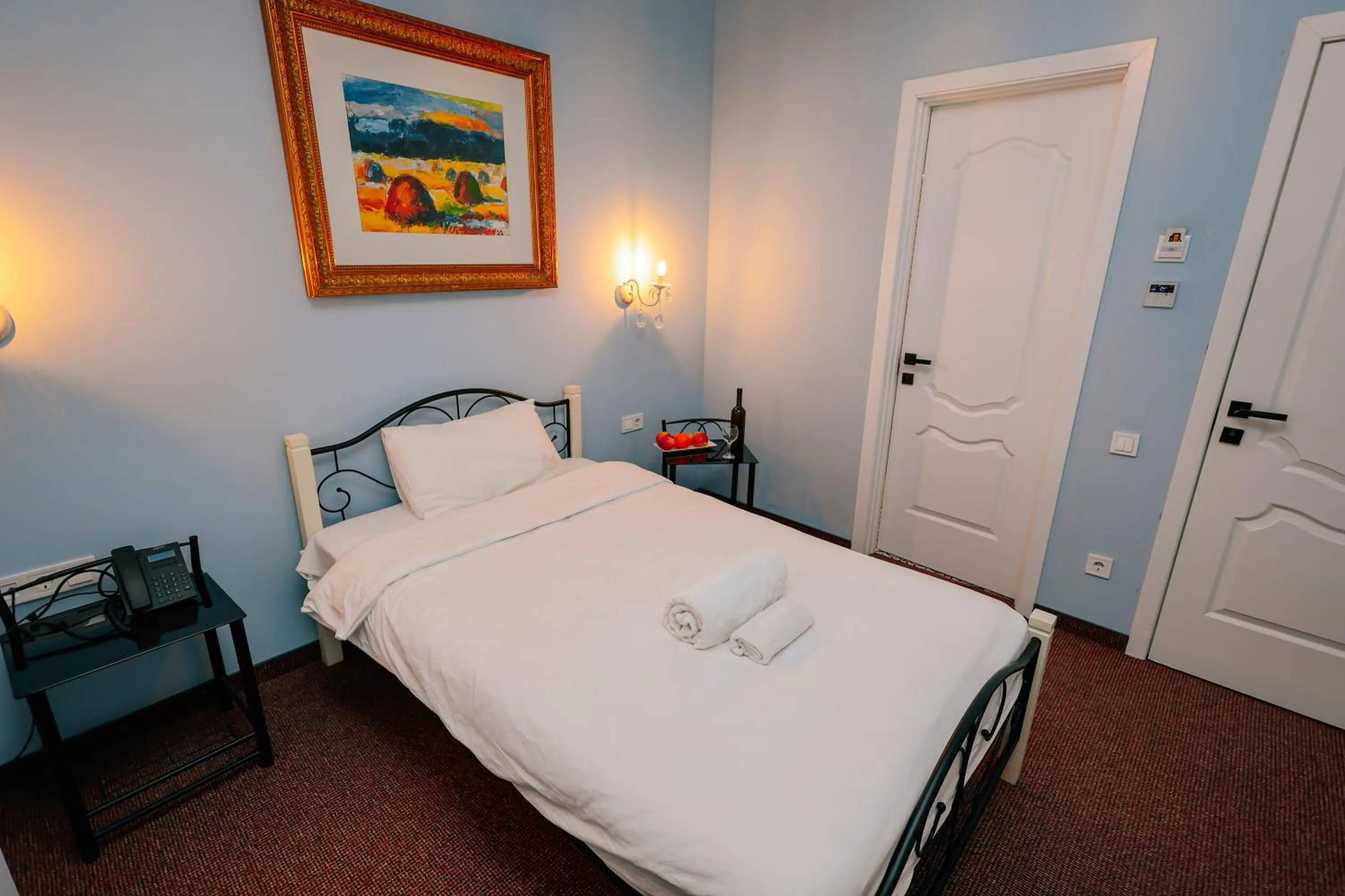 Photo of the whole room, Bed in Magnolia