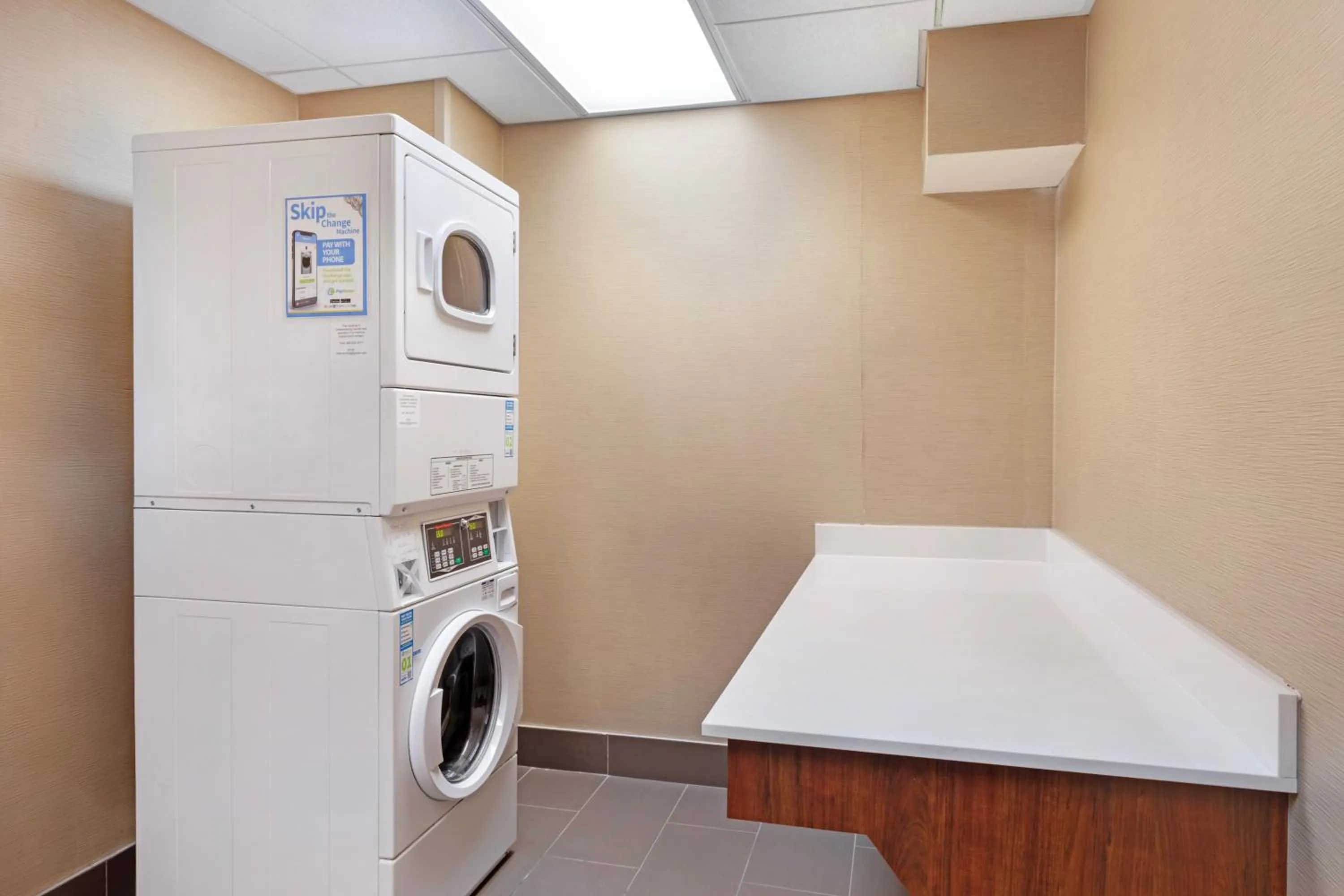laundry, Bed in Comfort Suites DFW N-Grapevine