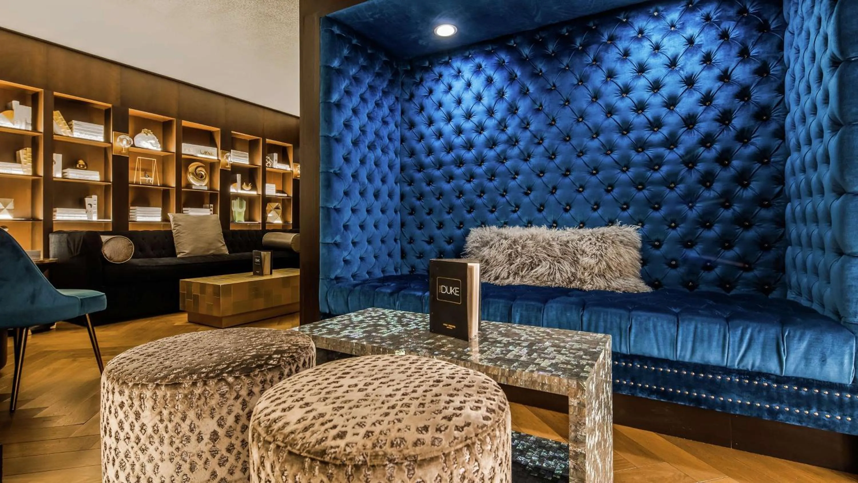 Lounge or bar in The Kingsley Bloomfield Hills - a DoubleTree by Hilton