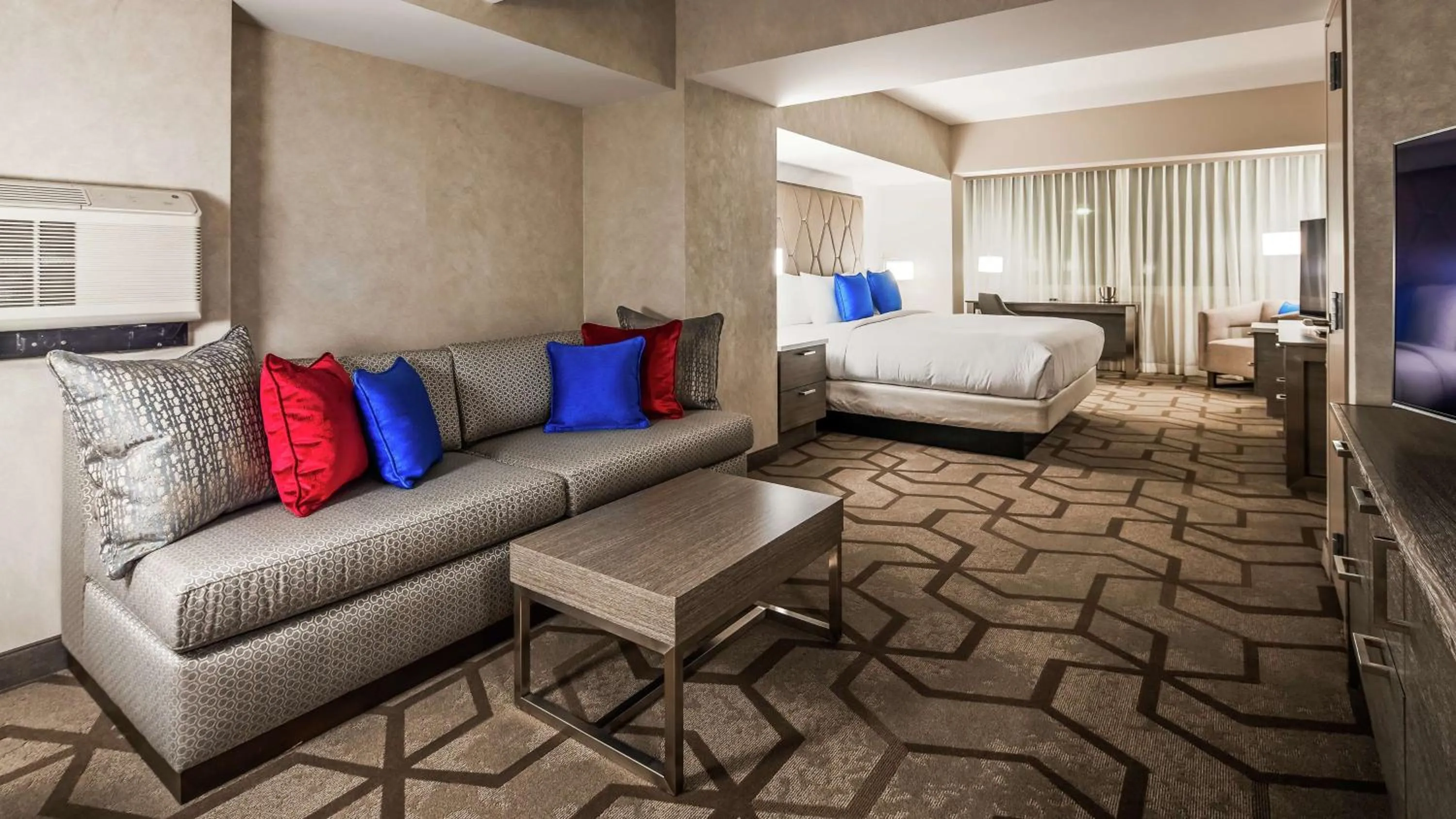 Living room, Bed in The Kingsley Bloomfield Hills - a DoubleTree by Hilton