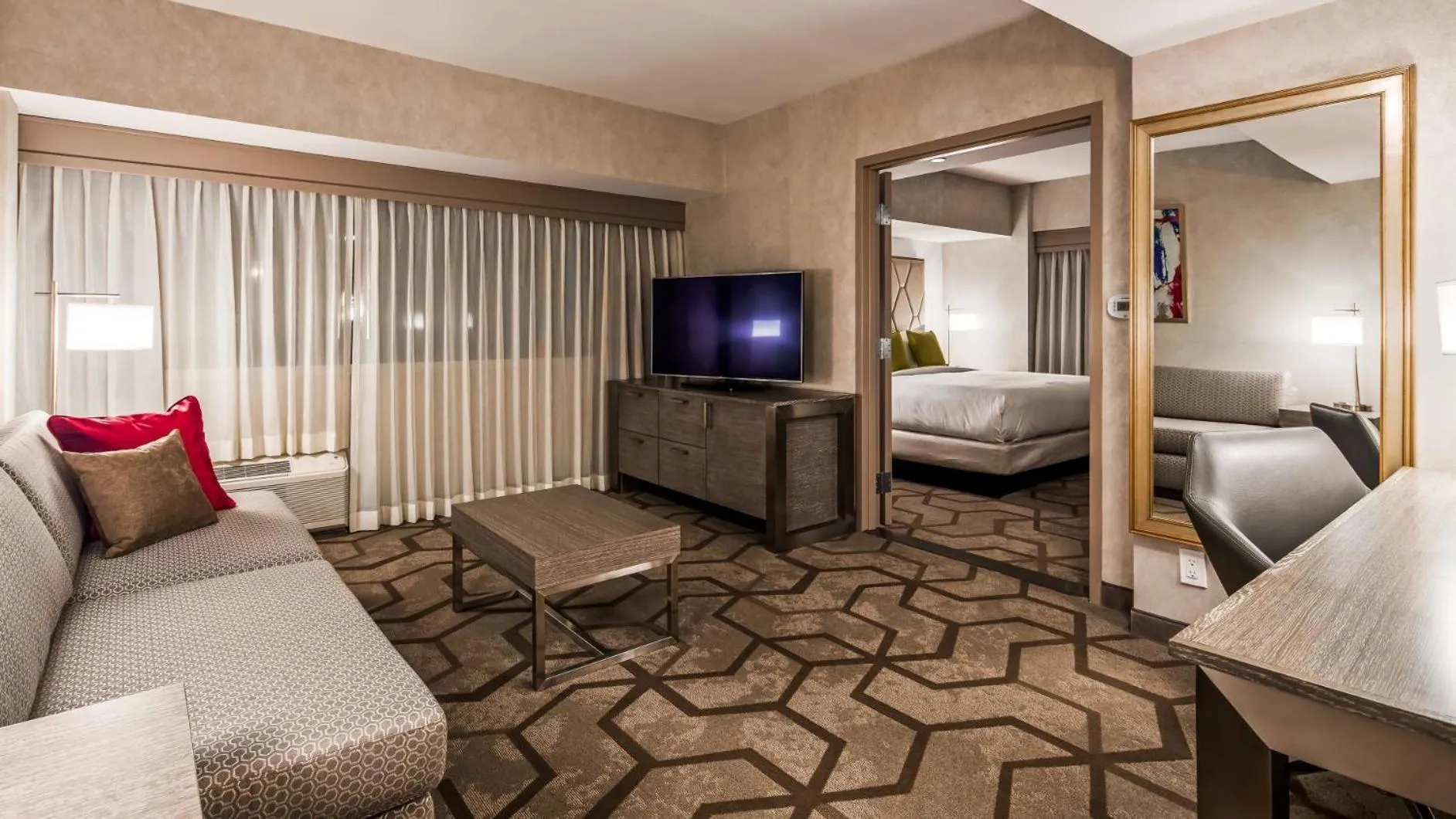 TV and multimedia, Bed in The Kingsley Bloomfield Hills - a DoubleTree by Hilton