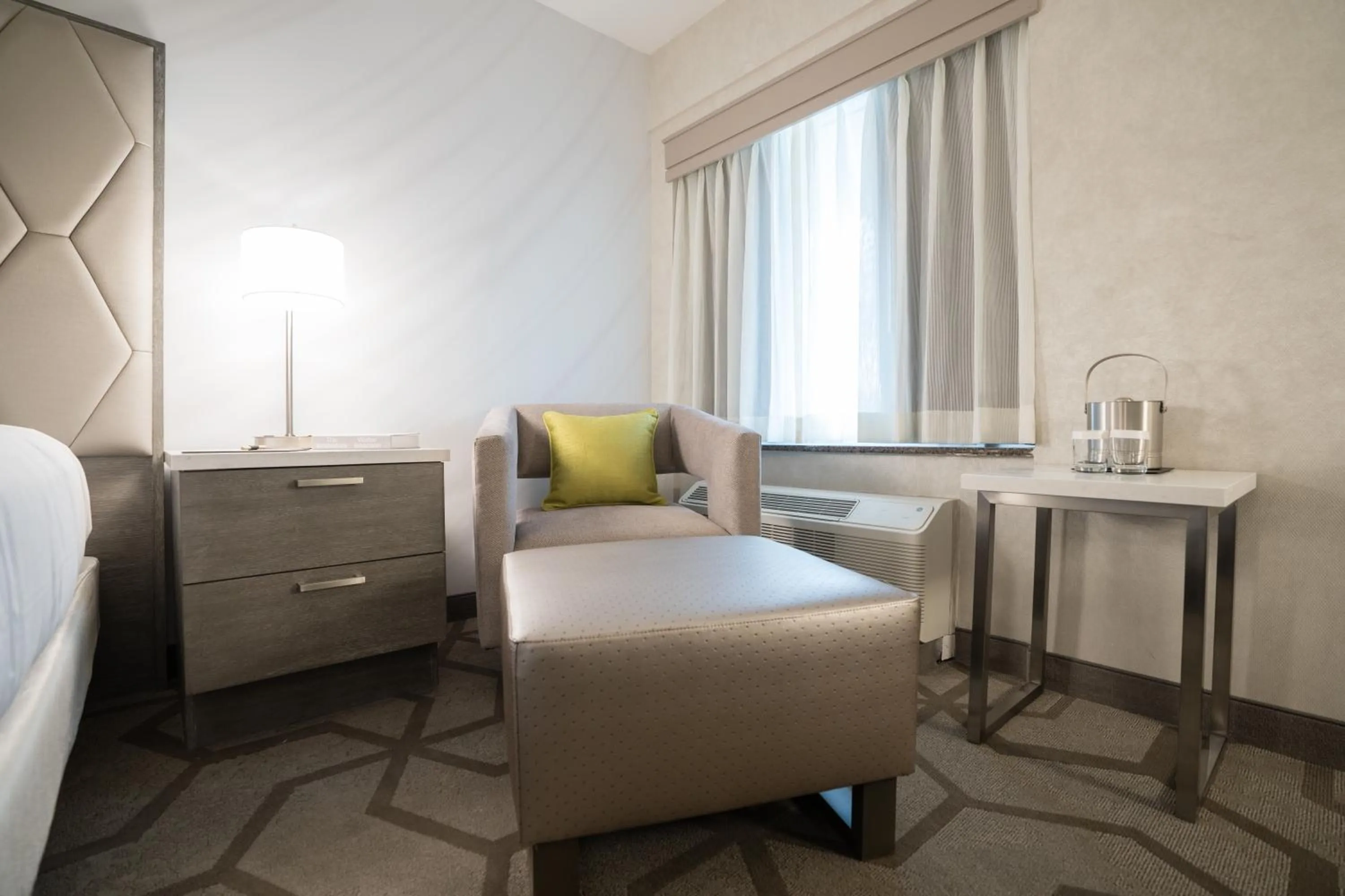 Seating area in The Kingsley Bloomfield Hills - a DoubleTree by Hilton