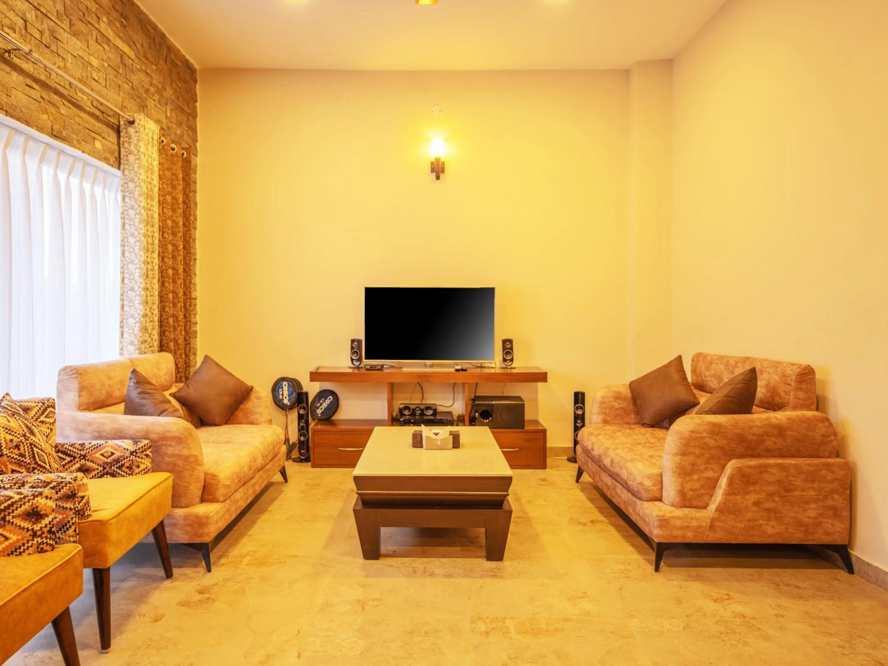 Communal lounge/ TV room in Captains Paradise Luxury Resort at Mukteshwar Hill Station