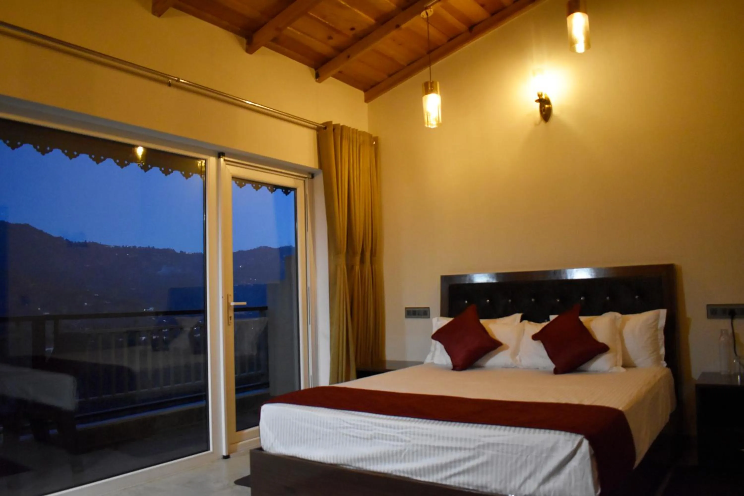 Bed in Captains Paradise Luxury Resort at Mukteshwar Hill Station
