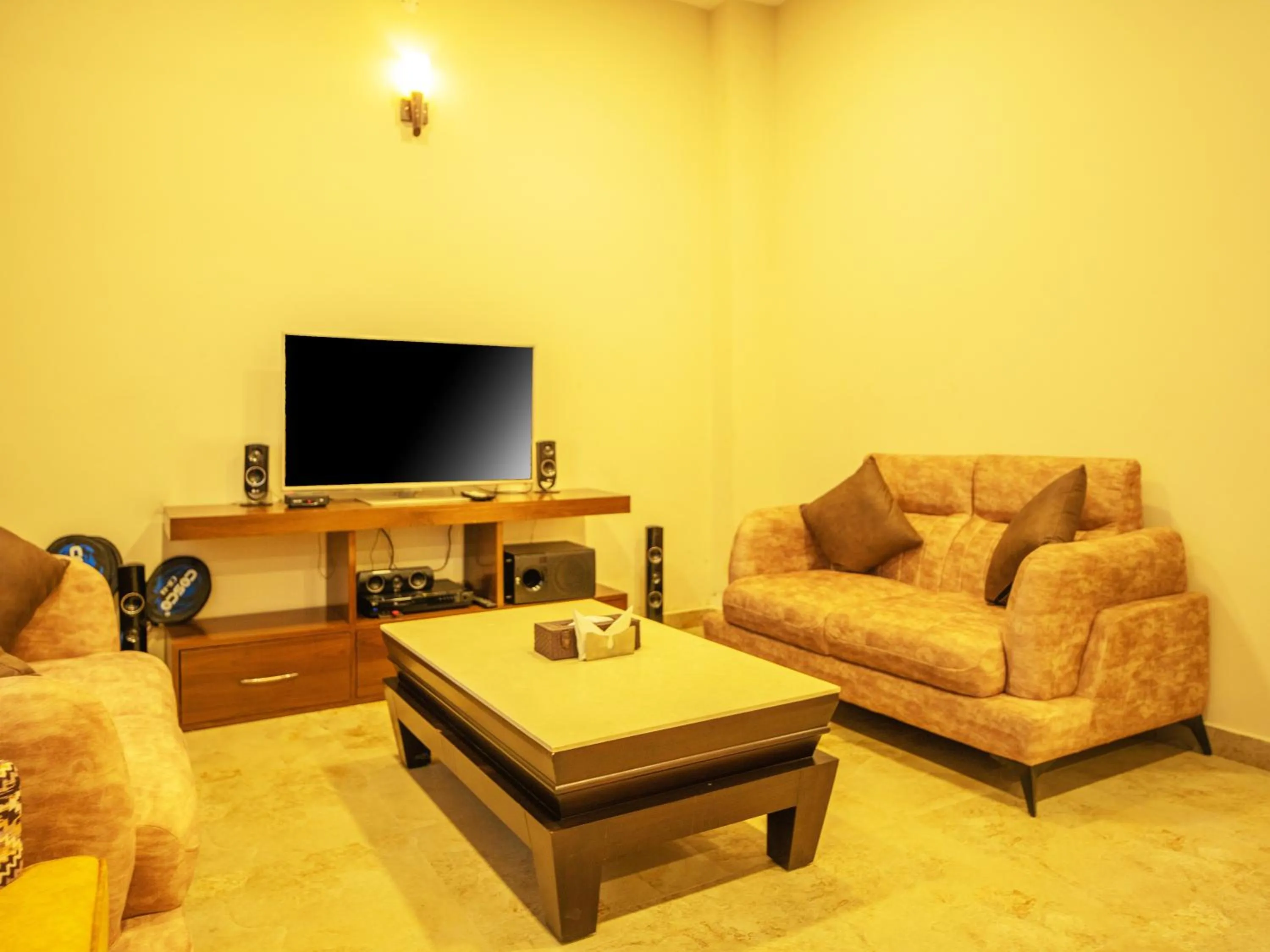 Communal lounge/ TV room in Captains Paradise Luxury Resort at Mukteshwar Hill Station
